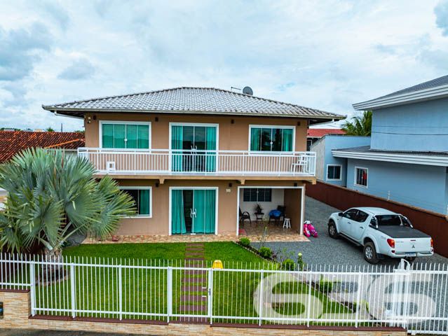 Descubra a perfeição de viver em harmonia com a natureza neste exclusivo sobrado padrão, localizado em um dos bairros mais cobiçados e serenos de Balneário Barra do Sul, SC. Situado na região de Pinheiros, este imóvel privilegiado oferece uma inigualável vista permanente para a lagoa, proporcionando um refúgio tranquilo e panorâmico.

Com uma construção sólida, este residencial possui uma área construída de 216 m² em um generoso terreno de 572,80 m². O design inteligente e a orientação leste maximizam a luz natural, destacando a espaçosa sala de estar que flui naturalmente para uma cozinha moderna, equipada e pronta para receber. A propriedade apresenta 4 banheiros, garagem para quatro veículos com espaços cobertos e descobertos, e um ambiente externo encantador com churrasqueira perfeita para entretenimento e lazer.

O sobrado dispõe de três suítes, sendo uma com closet, todas projetadas para oferecer privacidade e conforto. As sacadas do imóvel permitem uma vista espetacular da lagoa, ideal para desfrutar de momentos de paz e beleza natural. A propriedade também é totalmente murada e cercada, garantindo segurança e privacidade.

Este imóvel não é apenas uma residência, é um estilo de vida. Permite animais, proporcionando um lar acolhedor para toda a família. A conexão com a internet de alta velocidade está disponível, garantindo que todas as suas necessidades de trabalho e entretenimento sejam atendidas.

A propriedade está em um bairro tranquilo e é ideal para aqueles que buscam um retiro longe da agitação da cidade, sem sacrificar a conveniência e o acesso a serviços essenciais.

Não perca a oportunidade de possuir este magnífico sobrado, um local altamente procurado por seu ambiente calmo e vistas impressionantes. Venha experimentar o que significa viver em um lugar onde cada dia é um convite à tranquilidade e ao luxo discreto. Agende sua visita e deixe-se encantar por este cenário idílico oferecido exclusivamente pela 636 Negócios Imobiliários, onde grandes sonhos encontram grandes realizações.
 
636 NEGÓCIOS IMOBILIÁRIOS: A SUA MELHOR ESCOLHA
Com mais de 30 anos de experiência, a 636 Negócios Imobiliários é sua parceira ideal para encontrar o imóvel perfeito. Estamos prontos para ajudá-lo a fazer deste imóvel o seu novo lar.
 
Telefone: (47) 3451-0636
WhatsApp: (47) 99190-0636
 
Não perca esta oportunidade única. Visite nosso site para mais informações: i636.com.br