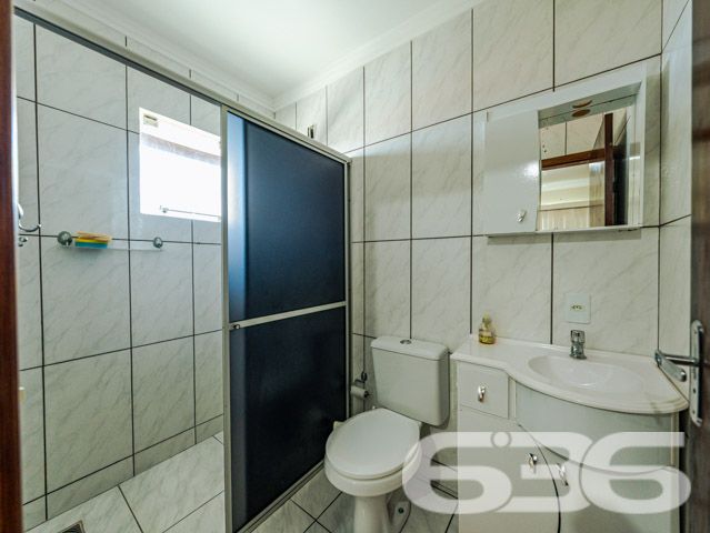 Descubra a perfeição de viver em harmonia com a natureza neste exclusivo sobrado padrão, localizado em um dos bairros mais cobiçados e serenos de Balneário Barra do Sul, SC. Situado na região de Pinheiros, este imóvel privilegiado oferece uma inigualável vista permanente para a lagoa, proporcionando um refúgio tranquilo e panorâmico.

Com uma construção sólida, este residencial possui uma área construída de 216 m² em um generoso terreno de 572,80 m². O design inteligente e a orientação leste maximizam a luz natural, destacando a espaçosa sala de estar que flui naturalmente para uma cozinha moderna, equipada e pronta para receber. A propriedade apresenta 4 banheiros, garagem para quatro veículos com espaços cobertos e descobertos, e um ambiente externo encantador com churrasqueira perfeita para entretenimento e lazer.

O sobrado dispõe de três suítes, sendo uma com closet, todas projetadas para oferecer privacidade e conforto. As sacadas do imóvel permitem uma vista espetacular da lagoa, ideal para desfrutar de momentos de paz e beleza natural. A propriedade também é totalmente murada e cercada, garantindo segurança e privacidade.

Este imóvel não é apenas uma residência, é um estilo de vida. Permite animais, proporcionando um lar acolhedor para toda a família. A conexão com a internet de alta velocidade está disponível, garantindo que todas as suas necessidades de trabalho e entretenimento sejam atendidas.

A propriedade está em um bairro tranquilo e é ideal para aqueles que buscam um retiro longe da agitação da cidade, sem sacrificar a conveniência e o acesso a serviços essenciais.

Não perca a oportunidade de possuir este magnífico sobrado, um local altamente procurado por seu ambiente calmo e vistas impressionantes. Venha experimentar o que significa viver em um lugar onde cada dia é um convite à tranquilidade e ao luxo discreto. Agende sua visita e deixe-se encantar por este cenário idílico oferecido exclusivamente pela 636 Negócios Imobiliários, onde grandes sonhos encontram grandes realizações.
 
636 NEGÓCIOS IMOBILIÁRIOS: A SUA MELHOR ESCOLHA
Com mais de 30 anos de experiência, a 636 Negócios Imobiliários é sua parceira ideal para encontrar o imóvel perfeito. Estamos prontos para ajudá-lo a fazer deste imóvel o seu novo lar.
 
Telefone: (47) 3451-0636
WhatsApp: (47) 99190-0636
 
Não perca esta oportunidade única. Visite nosso site para mais informações: i636.com.br