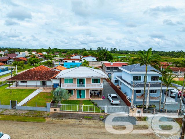 Descubra a perfeição de viver em harmonia com a natureza neste exclusivo sobrado padrão, localizado em um dos bairros mais cobiçados e serenos de Balneário Barra do Sul, SC. Situado na região de Pinheiros, este imóvel privilegiado oferece uma inigualável vista permanente para a lagoa, proporcionando um refúgio tranquilo e panorâmico.

Com uma construção sólida, este residencial possui uma área construída de 216 m² em um generoso terreno de 572,80 m². O design inteligente e a orientação leste maximizam a luz natural, destacando a espaçosa sala de estar que flui naturalmente para uma cozinha moderna, equipada e pronta para receber. A propriedade apresenta 4 banheiros, garagem para quatro veículos com espaços cobertos e descobertos, e um ambiente externo encantador com churrasqueira perfeita para entretenimento e lazer.

O sobrado dispõe de três suítes, sendo uma com closet, todas projetadas para oferecer privacidade e conforto. As sacadas do imóvel permitem uma vista espetacular da lagoa, ideal para desfrutar de momentos de paz e beleza natural. A propriedade também é totalmente murada e cercada, garantindo segurança e privacidade.

Este imóvel não é apenas uma residência, é um estilo de vida. Permite animais, proporcionando um lar acolhedor para toda a família. A conexão com a internet de alta velocidade está disponível, garantindo que todas as suas necessidades de trabalho e entretenimento sejam atendidas.

A propriedade está em um bairro tranquilo e é ideal para aqueles que buscam um retiro longe da agitação da cidade, sem sacrificar a conveniência e o acesso a serviços essenciais.

Não perca a oportunidade de possuir este magnífico sobrado, um local altamente procurado por seu ambiente calmo e vistas impressionantes. Venha experimentar o que significa viver em um lugar onde cada dia é um convite à tranquilidade e ao luxo discreto. Agende sua visita e deixe-se encantar por este cenário idílico oferecido exclusivamente pela 636 Negócios Imobiliários, onde grandes sonhos encontram grandes realizações.
 
636 NEGÓCIOS IMOBILIÁRIOS: A SUA MELHOR ESCOLHA
Com mais de 30 anos de experiência, a 636 Negócios Imobiliários é sua parceira ideal para encontrar o imóvel perfeito. Estamos prontos para ajudá-lo a fazer deste imóvel o seu novo lar.
 
Telefone: (47) 3451-0636
WhatsApp: (47) 99190-0636
 
Não perca esta oportunidade única. Visite nosso site para mais informações: i636.com.br