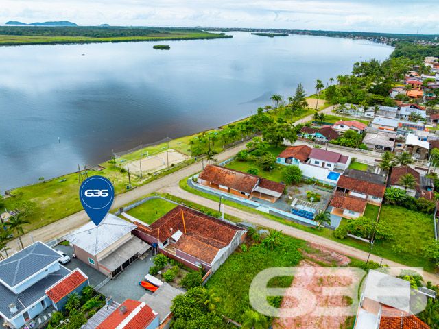 Descubra a perfeição de viver em harmonia com a natureza neste exclusivo sobrado padrão, localizado em um dos bairros mais cobiçados e serenos de Balneário Barra do Sul, SC. Situado na região de Pinheiros, este imóvel privilegiado oferece uma inigualável vista permanente para a lagoa, proporcionando um refúgio tranquilo e panorâmico.

Com uma construção sólida, este residencial possui uma área construída de 216 m² em um generoso terreno de 572,80 m². O design inteligente e a orientação leste maximizam a luz natural, destacando a espaçosa sala de estar que flui naturalmente para uma cozinha moderna, equipada e pronta para receber. A propriedade apresenta 4 banheiros, garagem para quatro veículos com espaços cobertos e descobertos, e um ambiente externo encantador com churrasqueira perfeita para entretenimento e lazer.

O sobrado dispõe de três suítes, sendo uma com closet, todas projetadas para oferecer privacidade e conforto. As sacadas do imóvel permitem uma vista espetacular da lagoa, ideal para desfrutar de momentos de paz e beleza natural. A propriedade também é totalmente murada e cercada, garantindo segurança e privacidade.

Este imóvel não é apenas uma residência, é um estilo de vida. Permite animais, proporcionando um lar acolhedor para toda a família. A conexão com a internet de alta velocidade está disponível, garantindo que todas as suas necessidades de trabalho e entretenimento sejam atendidas.

A propriedade está em um bairro tranquilo e é ideal para aqueles que buscam um retiro longe da agitação da cidade, sem sacrificar a conveniência e o acesso a serviços essenciais.

Não perca a oportunidade de possuir este magnífico sobrado, um local altamente procurado por seu ambiente calmo e vistas impressionantes. Venha experimentar o que significa viver em um lugar onde cada dia é um convite à tranquilidade e ao luxo discreto. Agende sua visita e deixe-se encantar por este cenário idílico oferecido exclusivamente pela 636 Negócios Imobiliários, onde grandes sonhos encontram grandes realizações.
 
636 NEGÓCIOS IMOBILIÁRIOS: A SUA MELHOR ESCOLHA
Com mais de 30 anos de experiência, a 636 Negócios Imobiliários é sua parceira ideal para encontrar o imóvel perfeito. Estamos prontos para ajudá-lo a fazer deste imóvel o seu novo lar.
 
Telefone: (47) 3451-0636
WhatsApp: (47) 99190-0636
 
Não perca esta oportunidade única. Visite nosso site para mais informações: i636.com.br