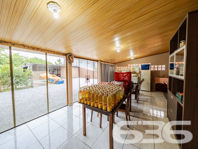 Descubra a perfeição de viver em harmonia com a natureza neste exclusivo sobrado padrão, localizado em um dos bairros mais cobiçados e serenos de Balneário Barra do Sul, SC. Situado na região de Pinheiros, este imóvel privilegiado oferece uma inigualável vista permanente para a lagoa, proporcionando um refúgio tranquilo e panorâmico.

Com uma construção sólida, este residencial possui uma área construída de 216 m² em um generoso terreno de 572,80 m². O design inteligente e a orientação leste maximizam a luz natural, destacando a espaçosa sala de estar que flui naturalmente para uma cozinha moderna, equipada e pronta para receber. A propriedade apresenta 4 banheiros, garagem para quatro veículos com espaços cobertos e descobertos, e um ambiente externo encantador com churrasqueira perfeita para entretenimento e lazer.

O sobrado dispõe de três suítes, sendo uma com closet, todas projetadas para oferecer privacidade e conforto. As sacadas do imóvel permitem uma vista espetacular da lagoa, ideal para desfrutar de momentos de paz e beleza natural. A propriedade também é totalmente murada e cercada, garantindo segurança e privacidade.

Este imóvel não é apenas uma residência, é um estilo de vida. Permite animais, proporcionando um lar acolhedor para toda a família. A conexão com a internet de alta velocidade está disponível, garantindo que todas as suas necessidades de trabalho e entretenimento sejam atendidas.

A propriedade está em um bairro tranquilo e é ideal para aqueles que buscam um retiro longe da agitação da cidade, sem sacrificar a conveniência e o acesso a serviços essenciais.

Não perca a oportunidade de possuir este magnífico sobrado, um local altamente procurado por seu ambiente calmo e vistas impressionantes. Venha experimentar o que significa viver em um lugar onde cada dia é um convite à tranquilidade e ao luxo discreto. Agende sua visita e deixe-se encantar por este cenário idílico oferecido exclusivamente pela 636 Negócios Imobiliários, onde grandes sonhos encontram grandes realizações.
 
636 NEGÓCIOS IMOBILIÁRIOS: A SUA MELHOR ESCOLHA
Com mais de 30 anos de experiência, a 636 Negócios Imobiliários é sua parceira ideal para encontrar o imóvel perfeito. Estamos prontos para ajudá-lo a fazer deste imóvel o seu novo lar.
 
Telefone: (47) 3451-0636
WhatsApp: (47) 99190-0636
 
Não perca esta oportunidade única. Visite nosso site para mais informações: i636.com.br