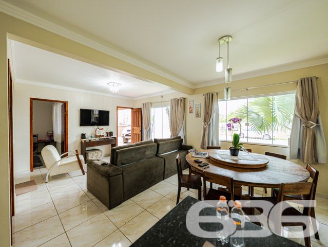 Descubra a perfeição de viver em harmonia com a natureza neste exclusivo sobrado padrão, localizado em um dos bairros mais cobiçados e serenos de Balneário Barra do Sul, SC. Situado na região de Pinheiros, este imóvel privilegiado oferece uma inigualável vista permanente para a lagoa, proporcionando um refúgio tranquilo e panorâmico.

Com uma construção sólida, este residencial possui uma área construída de 216 m² em um generoso terreno de 572,80 m². O design inteligente e a orientação leste maximizam a luz natural, destacando a espaçosa sala de estar que flui naturalmente para uma cozinha moderna, equipada e pronta para receber. A propriedade apresenta 4 banheiros, garagem para quatro veículos com espaços cobertos e descobertos, e um ambiente externo encantador com churrasqueira perfeita para entretenimento e lazer.

O sobrado dispõe de três suítes, sendo uma com closet, todas projetadas para oferecer privacidade e conforto. As sacadas do imóvel permitem uma vista espetacular da lagoa, ideal para desfrutar de momentos de paz e beleza natural. A propriedade também é totalmente murada e cercada, garantindo segurança e privacidade.

Este imóvel não é apenas uma residência, é um estilo de vida. Permite animais, proporcionando um lar acolhedor para toda a família. A conexão com a internet de alta velocidade está disponível, garantindo que todas as suas necessidades de trabalho e entretenimento sejam atendidas.

A propriedade está em um bairro tranquilo e é ideal para aqueles que buscam um retiro longe da agitação da cidade, sem sacrificar a conveniência e o acesso a serviços essenciais.

Não perca a oportunidade de possuir este magnífico sobrado, um local altamente procurado por seu ambiente calmo e vistas impressionantes. Venha experimentar o que significa viver em um lugar onde cada dia é um convite à tranquilidade e ao luxo discreto. Agende sua visita e deixe-se encantar por este cenário idílico oferecido exclusivamente pela 636 Negócios Imobiliários, onde grandes sonhos encontram grandes realizações.
 
636 NEGÓCIOS IMOBILIÁRIOS: A SUA MELHOR ESCOLHA
Com mais de 30 anos de experiência, a 636 Negócios Imobiliários é sua parceira ideal para encontrar o imóvel perfeito. Estamos prontos para ajudá-lo a fazer deste imóvel o seu novo lar.
 
Telefone: (47) 3451-0636
WhatsApp: (47) 99190-0636
 
Não perca esta oportunidade única. Visite nosso site para mais informações: i636.com.br
