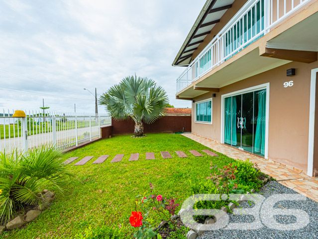 Descubra a perfeição de viver em harmonia com a natureza neste exclusivo sobrado padrão, localizado em um dos bairros mais cobiçados e serenos de Balneário Barra do Sul, SC. Situado na região de Pinheiros, este imóvel privilegiado oferece uma inigualável vista permanente para a lagoa, proporcionando um refúgio tranquilo e panorâmico.

Com uma construção sólida, este residencial possui uma área construída de 216 m² em um generoso terreno de 572,80 m². O design inteligente e a orientação leste maximizam a luz natural, destacando a espaçosa sala de estar que flui naturalmente para uma cozinha moderna, equipada e pronta para receber. A propriedade apresenta 4 banheiros, garagem para quatro veículos com espaços cobertos e descobertos, e um ambiente externo encantador com churrasqueira perfeita para entretenimento e lazer.

O sobrado dispõe de três suítes, sendo uma com closet, todas projetadas para oferecer privacidade e conforto. As sacadas do imóvel permitem uma vista espetacular da lagoa, ideal para desfrutar de momentos de paz e beleza natural. A propriedade também é totalmente murada e cercada, garantindo segurança e privacidade.

Este imóvel não é apenas uma residência, é um estilo de vida. Permite animais, proporcionando um lar acolhedor para toda a família. A conexão com a internet de alta velocidade está disponível, garantindo que todas as suas necessidades de trabalho e entretenimento sejam atendidas.

A propriedade está em um bairro tranquilo e é ideal para aqueles que buscam um retiro longe da agitação da cidade, sem sacrificar a conveniência e o acesso a serviços essenciais.

Não perca a oportunidade de possuir este magnífico sobrado, um local altamente procurado por seu ambiente calmo e vistas impressionantes. Venha experimentar o que significa viver em um lugar onde cada dia é um convite à tranquilidade e ao luxo discreto. Agende sua visita e deixe-se encantar por este cenário idílico oferecido exclusivamente pela 636 Negócios Imobiliários, onde grandes sonhos encontram grandes realizações.
 
636 NEGÓCIOS IMOBILIÁRIOS: A SUA MELHOR ESCOLHA
Com mais de 30 anos de experiência, a 636 Negócios Imobiliários é sua parceira ideal para encontrar o imóvel perfeito. Estamos prontos para ajudá-lo a fazer deste imóvel o seu novo lar.
 
Telefone: (47) 3451-0636
WhatsApp: (47) 99190-0636
 
Não perca esta oportunidade única. Visite nosso site para mais informações: i636.com.br