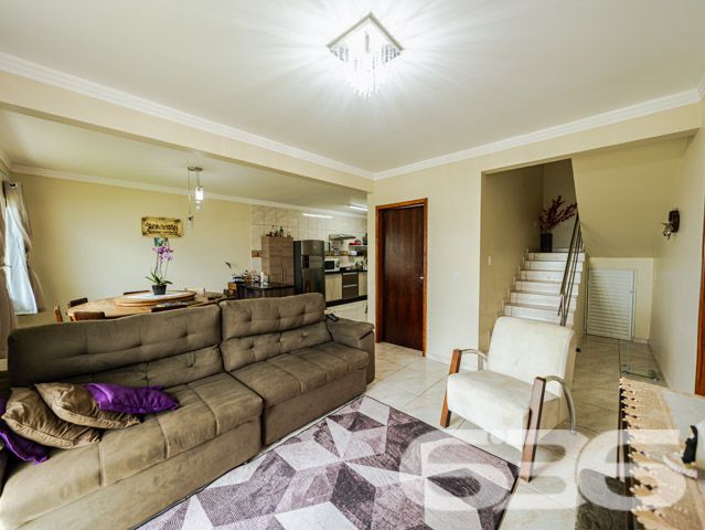 Descubra a perfeição de viver em harmonia com a natureza neste exclusivo sobrado padrão, localizado em um dos bairros mais cobiçados e serenos de Balneário Barra do Sul, SC. Situado na região de Pinheiros, este imóvel privilegiado oferece uma inigualável vista permanente para a lagoa, proporcionando um refúgio tranquilo e panorâmico.

Com uma construção sólida, este residencial possui uma área construída de 216 m² em um generoso terreno de 572,80 m². O design inteligente e a orientação leste maximizam a luz natural, destacando a espaçosa sala de estar que flui naturalmente para uma cozinha moderna, equipada e pronta para receber. A propriedade apresenta 4 banheiros, garagem para quatro veículos com espaços cobertos e descobertos, e um ambiente externo encantador com churrasqueira perfeita para entretenimento e lazer.

O sobrado dispõe de três suítes, sendo uma com closet, todas projetadas para oferecer privacidade e conforto. As sacadas do imóvel permitem uma vista espetacular da lagoa, ideal para desfrutar de momentos de paz e beleza natural. A propriedade também é totalmente murada e cercada, garantindo segurança e privacidade.

Este imóvel não é apenas uma residência, é um estilo de vida. Permite animais, proporcionando um lar acolhedor para toda a família. A conexão com a internet de alta velocidade está disponível, garantindo que todas as suas necessidades de trabalho e entretenimento sejam atendidas.

A propriedade está em um bairro tranquilo e é ideal para aqueles que buscam um retiro longe da agitação da cidade, sem sacrificar a conveniência e o acesso a serviços essenciais.

Não perca a oportunidade de possuir este magnífico sobrado, um local altamente procurado por seu ambiente calmo e vistas impressionantes. Venha experimentar o que significa viver em um lugar onde cada dia é um convite à tranquilidade e ao luxo discreto. Agende sua visita e deixe-se encantar por este cenário idílico oferecido exclusivamente pela 636 Negócios Imobiliários, onde grandes sonhos encontram grandes realizações.
 
636 NEGÓCIOS IMOBILIÁRIOS: A SUA MELHOR ESCOLHA
Com mais de 30 anos de experiência, a 636 Negócios Imobiliários é sua parceira ideal para encontrar o imóvel perfeito. Estamos prontos para ajudá-lo a fazer deste imóvel o seu novo lar.
 
Telefone: (47) 3451-0636
WhatsApp: (47) 99190-0636
 
Não perca esta oportunidade única. Visite nosso site para mais informações: i636.com.br