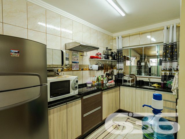 Descubra a perfeição de viver em harmonia com a natureza neste exclusivo sobrado padrão, localizado em um dos bairros mais cobiçados e serenos de Balneário Barra do Sul, SC. Situado na região de Pinheiros, este imóvel privilegiado oferece uma inigualável vista permanente para a lagoa, proporcionando um refúgio tranquilo e panorâmico.

Com uma construção sólida, este residencial possui uma área construída de 216 m² em um generoso terreno de 572,80 m². O design inteligente e a orientação leste maximizam a luz natural, destacando a espaçosa sala de estar que flui naturalmente para uma cozinha moderna, equipada e pronta para receber. A propriedade apresenta 4 banheiros, garagem para quatro veículos com espaços cobertos e descobertos, e um ambiente externo encantador com churrasqueira perfeita para entretenimento e lazer.

O sobrado dispõe de três suítes, sendo uma com closet, todas projetadas para oferecer privacidade e conforto. As sacadas do imóvel permitem uma vista espetacular da lagoa, ideal para desfrutar de momentos de paz e beleza natural. A propriedade também é totalmente murada e cercada, garantindo segurança e privacidade.

Este imóvel não é apenas uma residência, é um estilo de vida. Permite animais, proporcionando um lar acolhedor para toda a família. A conexão com a internet de alta velocidade está disponível, garantindo que todas as suas necessidades de trabalho e entretenimento sejam atendidas.

A propriedade está em um bairro tranquilo e é ideal para aqueles que buscam um retiro longe da agitação da cidade, sem sacrificar a conveniência e o acesso a serviços essenciais.

Não perca a oportunidade de possuir este magnífico sobrado, um local altamente procurado por seu ambiente calmo e vistas impressionantes. Venha experimentar o que significa viver em um lugar onde cada dia é um convite à tranquilidade e ao luxo discreto. Agende sua visita e deixe-se encantar por este cenário idílico oferecido exclusivamente pela 636 Negócios Imobiliários, onde grandes sonhos encontram grandes realizações.
 
636 NEGÓCIOS IMOBILIÁRIOS: A SUA MELHOR ESCOLHA
Com mais de 30 anos de experiência, a 636 Negócios Imobiliários é sua parceira ideal para encontrar o imóvel perfeito. Estamos prontos para ajudá-lo a fazer deste imóvel o seu novo lar.
 
Telefone: (47) 3451-0636
WhatsApp: (47) 99190-0636
 
Não perca esta oportunidade única. Visite nosso site para mais informações: i636.com.br
