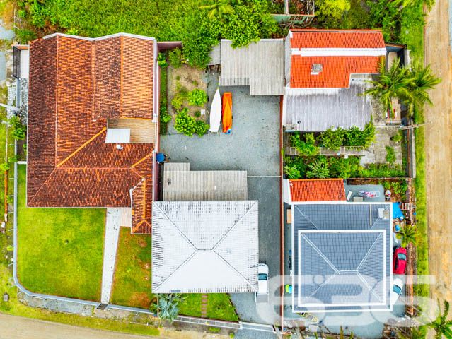 Descubra a perfeição de viver em harmonia com a natureza neste exclusivo sobrado padrão, localizado em um dos bairros mais cobiçados e serenos de Balneário Barra do Sul, SC. Situado na região de Pinheiros, este imóvel privilegiado oferece uma inigualável vista permanente para a lagoa, proporcionando um refúgio tranquilo e panorâmico.

Com uma construção sólida, este residencial possui uma área construída de 216 m² em um generoso terreno de 572,80 m². O design inteligente e a orientação leste maximizam a luz natural, destacando a espaçosa sala de estar que flui naturalmente para uma cozinha moderna, equipada e pronta para receber. A propriedade apresenta 4 banheiros, garagem para quatro veículos com espaços cobertos e descobertos, e um ambiente externo encantador com churrasqueira perfeita para entretenimento e lazer.

O sobrado dispõe de três suítes, sendo uma com closet, todas projetadas para oferecer privacidade e conforto. As sacadas do imóvel permitem uma vista espetacular da lagoa, ideal para desfrutar de momentos de paz e beleza natural. A propriedade também é totalmente murada e cercada, garantindo segurança e privacidade.

Este imóvel não é apenas uma residência, é um estilo de vida. Permite animais, proporcionando um lar acolhedor para toda a família. A conexão com a internet de alta velocidade está disponível, garantindo que todas as suas necessidades de trabalho e entretenimento sejam atendidas.

A propriedade está em um bairro tranquilo e é ideal para aqueles que buscam um retiro longe da agitação da cidade, sem sacrificar a conveniência e o acesso a serviços essenciais.

Não perca a oportunidade de possuir este magnífico sobrado, um local altamente procurado por seu ambiente calmo e vistas impressionantes. Venha experimentar o que significa viver em um lugar onde cada dia é um convite à tranquilidade e ao luxo discreto. Agende sua visita e deixe-se encantar por este cenário idílico oferecido exclusivamente pela 636 Negócios Imobiliários, onde grandes sonhos encontram grandes realizações.
 
636 NEGÓCIOS IMOBILIÁRIOS: A SUA MELHOR ESCOLHA
Com mais de 30 anos de experiência, a 636 Negócios Imobiliários é sua parceira ideal para encontrar o imóvel perfeito. Estamos prontos para ajudá-lo a fazer deste imóvel o seu novo lar.
 
Telefone: (47) 3451-0636
WhatsApp: (47) 99190-0636
 
Não perca esta oportunidade única. Visite nosso site para mais informações: i636.com.br