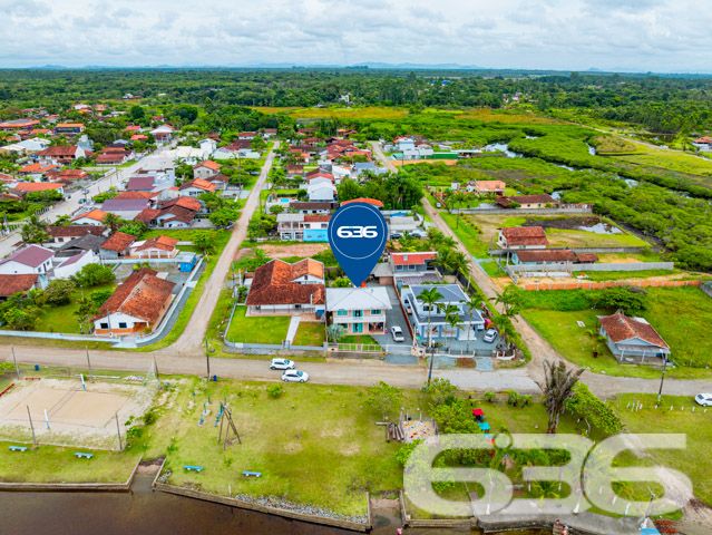 Descubra a perfeição de viver em harmonia com a natureza neste exclusivo sobrado padrão, localizado em um dos bairros mais cobiçados e serenos de Balneário Barra do Sul, SC. Situado na região de Pinheiros, este imóvel privilegiado oferece uma inigualável vista permanente para a lagoa, proporcionando um refúgio tranquilo e panorâmico.

Com uma construção sólida, este residencial possui uma área construída de 216 m² em um generoso terreno de 572,80 m². O design inteligente e a orientação leste maximizam a luz natural, destacando a espaçosa sala de estar que flui naturalmente para uma cozinha moderna, equipada e pronta para receber. A propriedade apresenta 4 banheiros, garagem para quatro veículos com espaços cobertos e descobertos, e um ambiente externo encantador com churrasqueira perfeita para entretenimento e lazer.

O sobrado dispõe de três suítes, sendo uma com closet, todas projetadas para oferecer privacidade e conforto. As sacadas do imóvel permitem uma vista espetacular da lagoa, ideal para desfrutar de momentos de paz e beleza natural. A propriedade também é totalmente murada e cercada, garantindo segurança e privacidade.

Este imóvel não é apenas uma residência, é um estilo de vida. Permite animais, proporcionando um lar acolhedor para toda a família. A conexão com a internet de alta velocidade está disponível, garantindo que todas as suas necessidades de trabalho e entretenimento sejam atendidas.

A propriedade está em um bairro tranquilo e é ideal para aqueles que buscam um retiro longe da agitação da cidade, sem sacrificar a conveniência e o acesso a serviços essenciais.

Não perca a oportunidade de possuir este magnífico sobrado, um local altamente procurado por seu ambiente calmo e vistas impressionantes. Venha experimentar o que significa viver em um lugar onde cada dia é um convite à tranquilidade e ao luxo discreto. Agende sua visita e deixe-se encantar por este cenário idílico oferecido exclusivamente pela 636 Negócios Imobiliários, onde grandes sonhos encontram grandes realizações.
 
636 NEGÓCIOS IMOBILIÁRIOS: A SUA MELHOR ESCOLHA
Com mais de 30 anos de experiência, a 636 Negócios Imobiliários é sua parceira ideal para encontrar o imóvel perfeito. Estamos prontos para ajudá-lo a fazer deste imóvel o seu novo lar.
 
Telefone: (47) 3451-0636
WhatsApp: (47) 99190-0636
 
Não perca esta oportunidade única. Visite nosso site para mais informações: i636.com.br
