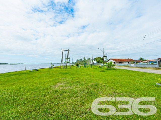 Descubra a perfeição de viver em harmonia com a natureza neste exclusivo sobrado padrão, localizado em um dos bairros mais cobiçados e serenos de Balneário Barra do Sul, SC. Situado na região de Pinheiros, este imóvel privilegiado oferece uma inigualável vista permanente para a lagoa, proporcionando um refúgio tranquilo e panorâmico.

Com uma construção sólida, este residencial possui uma área construída de 216 m² em um generoso terreno de 572,80 m². O design inteligente e a orientação leste maximizam a luz natural, destacando a espaçosa sala de estar que flui naturalmente para uma cozinha moderna, equipada e pronta para receber. A propriedade apresenta 4 banheiros, garagem para quatro veículos com espaços cobertos e descobertos, e um ambiente externo encantador com churrasqueira perfeita para entretenimento e lazer.

O sobrado dispõe de três suítes, sendo uma com closet, todas projetadas para oferecer privacidade e conforto. As sacadas do imóvel permitem uma vista espetacular da lagoa, ideal para desfrutar de momentos de paz e beleza natural. A propriedade também é totalmente murada e cercada, garantindo segurança e privacidade.

Este imóvel não é apenas uma residência, é um estilo de vida. Permite animais, proporcionando um lar acolhedor para toda a família. A conexão com a internet de alta velocidade está disponível, garantindo que todas as suas necessidades de trabalho e entretenimento sejam atendidas.

A propriedade está em um bairro tranquilo e é ideal para aqueles que buscam um retiro longe da agitação da cidade, sem sacrificar a conveniência e o acesso a serviços essenciais.

Não perca a oportunidade de possuir este magnífico sobrado, um local altamente procurado por seu ambiente calmo e vistas impressionantes. Venha experimentar o que significa viver em um lugar onde cada dia é um convite à tranquilidade e ao luxo discreto. Agende sua visita e deixe-se encantar por este cenário idílico oferecido exclusivamente pela 636 Negócios Imobiliários, onde grandes sonhos encontram grandes realizações.
 
636 NEGÓCIOS IMOBILIÁRIOS: A SUA MELHOR ESCOLHA
Com mais de 30 anos de experiência, a 636 Negócios Imobiliários é sua parceira ideal para encontrar o imóvel perfeito. Estamos prontos para ajudá-lo a fazer deste imóvel o seu novo lar.
 
Telefone: (47) 3451-0636
WhatsApp: (47) 99190-0636
 
Não perca esta oportunidade única. Visite nosso site para mais informações: i636.com.br