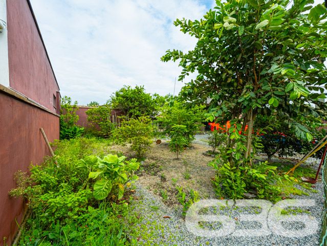 Descubra a perfeição de viver em harmonia com a natureza neste exclusivo sobrado padrão, localizado em um dos bairros mais cobiçados e serenos de Balneário Barra do Sul, SC. Situado na região de Pinheiros, este imóvel privilegiado oferece uma inigualável vista permanente para a lagoa, proporcionando um refúgio tranquilo e panorâmico.

Com uma construção sólida, este residencial possui uma área construída de 216 m² em um generoso terreno de 572,80 m². O design inteligente e a orientação leste maximizam a luz natural, destacando a espaçosa sala de estar que flui naturalmente para uma cozinha moderna, equipada e pronta para receber. A propriedade apresenta 4 banheiros, garagem para quatro veículos com espaços cobertos e descobertos, e um ambiente externo encantador com churrasqueira perfeita para entretenimento e lazer.

O sobrado dispõe de três suítes, sendo uma com closet, todas projetadas para oferecer privacidade e conforto. As sacadas do imóvel permitem uma vista espetacular da lagoa, ideal para desfrutar de momentos de paz e beleza natural. A propriedade também é totalmente murada e cercada, garantindo segurança e privacidade.

Este imóvel não é apenas uma residência, é um estilo de vida. Permite animais, proporcionando um lar acolhedor para toda a família. A conexão com a internet de alta velocidade está disponível, garantindo que todas as suas necessidades de trabalho e entretenimento sejam atendidas.

A propriedade está em um bairro tranquilo e é ideal para aqueles que buscam um retiro longe da agitação da cidade, sem sacrificar a conveniência e o acesso a serviços essenciais.

Não perca a oportunidade de possuir este magnífico sobrado, um local altamente procurado por seu ambiente calmo e vistas impressionantes. Venha experimentar o que significa viver em um lugar onde cada dia é um convite à tranquilidade e ao luxo discreto. Agende sua visita e deixe-se encantar por este cenário idílico oferecido exclusivamente pela 636 Negócios Imobiliários, onde grandes sonhos encontram grandes realizações.
 
636 NEGÓCIOS IMOBILIÁRIOS: A SUA MELHOR ESCOLHA
Com mais de 30 anos de experiência, a 636 Negócios Imobiliários é sua parceira ideal para encontrar o imóvel perfeito. Estamos prontos para ajudá-lo a fazer deste imóvel o seu novo lar.
 
Telefone: (47) 3451-0636
WhatsApp: (47) 99190-0636
 
Não perca esta oportunidade única. Visite nosso site para mais informações: i636.com.br