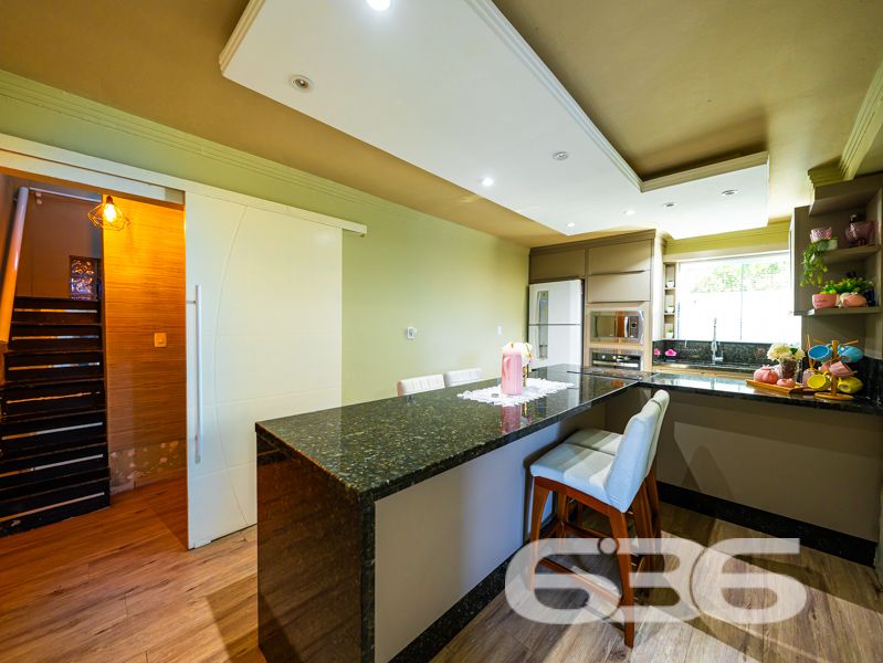 Encante-se com esta residência sobrado em Balneário Barra do Sul/SC, no bairro Pinheiros!

Localizada em uma das regiões mais procuradas da cidade, esta charmosa residência oferece tudo o que você precisa para viver com conforto, estilo e qualidade de vida. Com 160m² de área em um terreno plano de 360,10m², o imóvel é ideal para quem busca espaço, funcionalidade e lazer — a poucos passos da lagoa e rodeado por tranquilidade.

O pavimento térreo conta com uma cozinha planejada com móveis sob medida e piso vinílico, dois banheiros (ambos com armários e excelente acabamento), uma acolhedora área de festas equipada com pia, fogão e churrasqueira, além de lavanderia com área para ferramentas. Já no piso superior, o destaque vai para a ampla sala de estar com sacada, ideal para reunir a família, uma suíte com sacada e mais dois dormitórios aconchegantes.

A área externa impressiona com o paisagismo bem cuidado, piscina com deck em madeira e espaço para relaxar ao ar livre. A fachada moderna possui muros de vidro, portão eletrônico e a casa está completamente murada, garantindo segurança e privacidade.

Outros diferenciais incluem: manta térmica no telhado, conexão de internet via fibra óptica, garagem coberta, jardim decorado, e o imóvel é pet friendly.

Uma excelente opção para moradia ou veraneio em uma cidade que cresce em valorização. Esta é a sua chance de viver com mais conforto e liberdade, em um imóvel que expressa cuidado nos detalhes e qualidade de vida.
 
636 NEGÓCIOS IMOBILIÁRIOS: A SUA MELHOR ESCOLHA
Com mais de 30 anos de experiência, a 636 Negócios Imobiliários é sua parceira ideal para encontrar o imóvel perfeito. Estamos prontos para ajudá-lo a fazer deste imóvel o seu novo lar.
 
Telefone: (47) 3451-0636
WhatsApp: (47) 99190-0636
 
Não perca esta oportunidade única. Visite nosso site para mais informações: i636.com.br