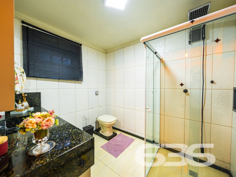 Encante-se com esta residência sobrado em Balneário Barra do Sul/SC, no bairro Pinheiros!

Localizada em uma das regiões mais procuradas da cidade, esta charmosa residência oferece tudo o que você precisa para viver com conforto, estilo e qualidade de vida. Com 160m² de área em um terreno plano de 360,10m², o imóvel é ideal para quem busca espaço, funcionalidade e lazer — a poucos passos da lagoa e rodeado por tranquilidade.

O pavimento térreo conta com uma cozinha planejada com móveis sob medida e piso vinílico, dois banheiros (ambos com armários e excelente acabamento), uma acolhedora área de festas equipada com pia, fogão e churrasqueira, além de lavanderia com área para ferramentas. Já no piso superior, o destaque vai para a ampla sala de estar com sacada, ideal para reunir a família, uma suíte com sacada e mais dois dormitórios aconchegantes.

A área externa impressiona com o paisagismo bem cuidado, piscina com deck em madeira e espaço para relaxar ao ar livre. A fachada moderna possui muros de vidro, portão eletrônico e a casa está completamente murada, garantindo segurança e privacidade.

Outros diferenciais incluem: manta térmica no telhado, conexão de internet via fibra óptica, garagem coberta, jardim decorado, e o imóvel é pet friendly.

Uma excelente opção para moradia ou veraneio em uma cidade que cresce em valorização. Esta é a sua chance de viver com mais conforto e liberdade, em um imóvel que expressa cuidado nos detalhes e qualidade de vida.
 
636 NEGÓCIOS IMOBILIÁRIOS: A SUA MELHOR ESCOLHA
Com mais de 30 anos de experiência, a 636 Negócios Imobiliários é sua parceira ideal para encontrar o imóvel perfeito. Estamos prontos para ajudá-lo a fazer deste imóvel o seu novo lar.
 
Telefone: (47) 3451-0636
WhatsApp: (47) 99190-0636
 
Não perca esta oportunidade única. Visite nosso site para mais informações: i636.com.br