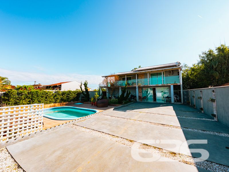 Encante-se com esta residência sobrado em Balneário Barra do Sul/SC, no bairro Pinheiros!

Localizada em uma das regiões mais procuradas da cidade, esta charmosa residência oferece tudo o que você precisa para viver com conforto, estilo e qualidade de vida. Com 160m² de área em um terreno plano de 360,10m², o imóvel é ideal para quem busca espaço, funcionalidade e lazer — a poucos passos da lagoa e rodeado por tranquilidade.

O pavimento térreo conta com uma cozinha planejada com móveis sob medida e piso vinílico, dois banheiros (ambos com armários e excelente acabamento), uma acolhedora área de festas equipada com pia, fogão e churrasqueira, além de lavanderia com área para ferramentas. Já no piso superior, o destaque vai para a ampla sala de estar com sacada, ideal para reunir a família, uma suíte com sacada e mais dois dormitórios aconchegantes.

A área externa impressiona com o paisagismo bem cuidado, piscina com deck em madeira e espaço para relaxar ao ar livre. A fachada moderna possui muros de vidro, portão eletrônico e a casa está completamente murada, garantindo segurança e privacidade.

Outros diferenciais incluem: manta térmica no telhado, conexão de internet via fibra óptica, garagem coberta, jardim decorado, e o imóvel é pet friendly.

Uma excelente opção para moradia ou veraneio em uma cidade que cresce em valorização. Esta é a sua chance de viver com mais conforto e liberdade, em um imóvel que expressa cuidado nos detalhes e qualidade de vida.
 
636 NEGÓCIOS IMOBILIÁRIOS: A SUA MELHOR ESCOLHA
Com mais de 30 anos de experiência, a 636 Negócios Imobiliários é sua parceira ideal para encontrar o imóvel perfeito. Estamos prontos para ajudá-lo a fazer deste imóvel o seu novo lar.
 
Telefone: (47) 3451-0636
WhatsApp: (47) 99190-0636
 
Não perca esta oportunidade única. Visite nosso site para mais informações: i636.com.br