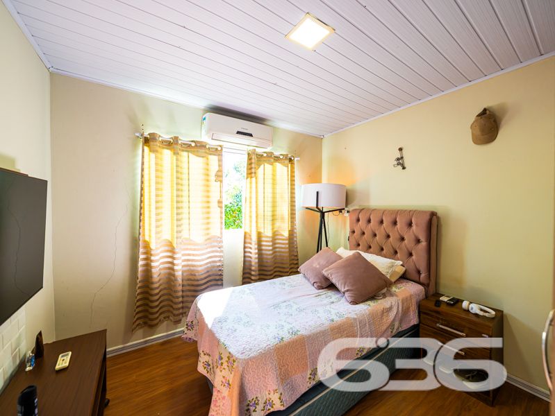 Encante-se com esta residência sobrado em Balneário Barra do Sul/SC, no bairro Pinheiros!

Localizada em uma das regiões mais procuradas da cidade, esta charmosa residência oferece tudo o que você precisa para viver com conforto, estilo e qualidade de vida. Com 160m² de área em um terreno plano de 360,10m², o imóvel é ideal para quem busca espaço, funcionalidade e lazer — a poucos passos da lagoa e rodeado por tranquilidade.

O pavimento térreo conta com uma cozinha planejada com móveis sob medida e piso vinílico, dois banheiros (ambos com armários e excelente acabamento), uma acolhedora área de festas equipada com pia, fogão e churrasqueira, além de lavanderia com área para ferramentas. Já no piso superior, o destaque vai para a ampla sala de estar com sacada, ideal para reunir a família, uma suíte com sacada e mais dois dormitórios aconchegantes.

A área externa impressiona com o paisagismo bem cuidado, piscina com deck em madeira e espaço para relaxar ao ar livre. A fachada moderna possui muros de vidro, portão eletrônico e a casa está completamente murada, garantindo segurança e privacidade.

Outros diferenciais incluem: manta térmica no telhado, conexão de internet via fibra óptica, garagem coberta, jardim decorado, e o imóvel é pet friendly.

Uma excelente opção para moradia ou veraneio em uma cidade que cresce em valorização. Esta é a sua chance de viver com mais conforto e liberdade, em um imóvel que expressa cuidado nos detalhes e qualidade de vida.
 
636 NEGÓCIOS IMOBILIÁRIOS: A SUA MELHOR ESCOLHA
Com mais de 30 anos de experiência, a 636 Negócios Imobiliários é sua parceira ideal para encontrar o imóvel perfeito. Estamos prontos para ajudá-lo a fazer deste imóvel o seu novo lar.
 
Telefone: (47) 3451-0636
WhatsApp: (47) 99190-0636
 
Não perca esta oportunidade única. Visite nosso site para mais informações: i636.com.br