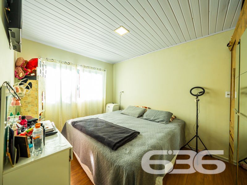 Encante-se com esta residência sobrado em Balneário Barra do Sul/SC, no bairro Pinheiros!

Localizada em uma das regiões mais procuradas da cidade, esta charmosa residência oferece tudo o que você precisa para viver com conforto, estilo e qualidade de vida. Com 160m² de área em um terreno plano de 360,10m², o imóvel é ideal para quem busca espaço, funcionalidade e lazer — a poucos passos da lagoa e rodeado por tranquilidade.

O pavimento térreo conta com uma cozinha planejada com móveis sob medida e piso vinílico, dois banheiros (ambos com armários e excelente acabamento), uma acolhedora área de festas equipada com pia, fogão e churrasqueira, além de lavanderia com área para ferramentas. Já no piso superior, o destaque vai para a ampla sala de estar com sacada, ideal para reunir a família, uma suíte com sacada e mais dois dormitórios aconchegantes.

A área externa impressiona com o paisagismo bem cuidado, piscina com deck em madeira e espaço para relaxar ao ar livre. A fachada moderna possui muros de vidro, portão eletrônico e a casa está completamente murada, garantindo segurança e privacidade.

Outros diferenciais incluem: manta térmica no telhado, conexão de internet via fibra óptica, garagem coberta, jardim decorado, e o imóvel é pet friendly.

Uma excelente opção para moradia ou veraneio em uma cidade que cresce em valorização. Esta é a sua chance de viver com mais conforto e liberdade, em um imóvel que expressa cuidado nos detalhes e qualidade de vida.
 
636 NEGÓCIOS IMOBILIÁRIOS: A SUA MELHOR ESCOLHA
Com mais de 30 anos de experiência, a 636 Negócios Imobiliários é sua parceira ideal para encontrar o imóvel perfeito. Estamos prontos para ajudá-lo a fazer deste imóvel o seu novo lar.
 
Telefone: (47) 3451-0636
WhatsApp: (47) 99190-0636
 
Não perca esta oportunidade única. Visite nosso site para mais informações: i636.com.br
