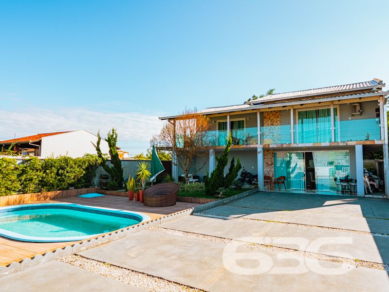 Encante-se com esta residência sobrado em Balneário Barra do Sul/SC, no bairro Pinheiros!

Localizada em uma das regiões mais procuradas da cidade, esta charmosa residência oferece tudo o que você precisa para viver com conforto, estilo e qualidade de vida. Com 160m² de área em um terreno plano de 360,10m², o imóvel é ideal para quem busca espaço, funcionalidade e lazer — a poucos passos da lagoa e rodeado por tranquilidade.

O pavimento térreo conta com uma cozinha planejada com móveis sob medida e piso vinílico, dois banheiros (ambos com armários e excelente acabamento), uma acolhedora área de festas equipada com pia, fogão e churrasqueira, além de lavanderia com área para ferramentas. Já no piso superior, o destaque vai para a ampla sala de estar com sacada, ideal para reunir a família, uma suíte com sacada e mais dois dormitórios aconchegantes.

A área externa impressiona com o paisagismo bem cuidado, piscina com deck em madeira e espaço para relaxar ao ar livre. A fachada moderna possui muros de vidro, portão eletrônico e a casa está completamente murada, garantindo segurança e privacidade.

Outros diferenciais incluem: manta térmica no telhado, conexão de internet via fibra óptica, garagem coberta, jardim decorado, e o imóvel é pet friendly.

Uma excelente opção para moradia ou veraneio em uma cidade que cresce em valorização. Esta é a sua chance de viver com mais conforto e liberdade, em um imóvel que expressa cuidado nos detalhes e qualidade de vida.
 
636 NEGÓCIOS IMOBILIÁRIOS: A SUA MELHOR ESCOLHA
Com mais de 30 anos de experiência, a 636 Negócios Imobiliários é sua parceira ideal para encontrar o imóvel perfeito. Estamos prontos para ajudá-lo a fazer deste imóvel o seu novo lar.
 
Telefone: (47) 3451-0636
WhatsApp: (47) 99190-0636
 
Não perca esta oportunidade única. Visite nosso site para mais informações: i636.com.br