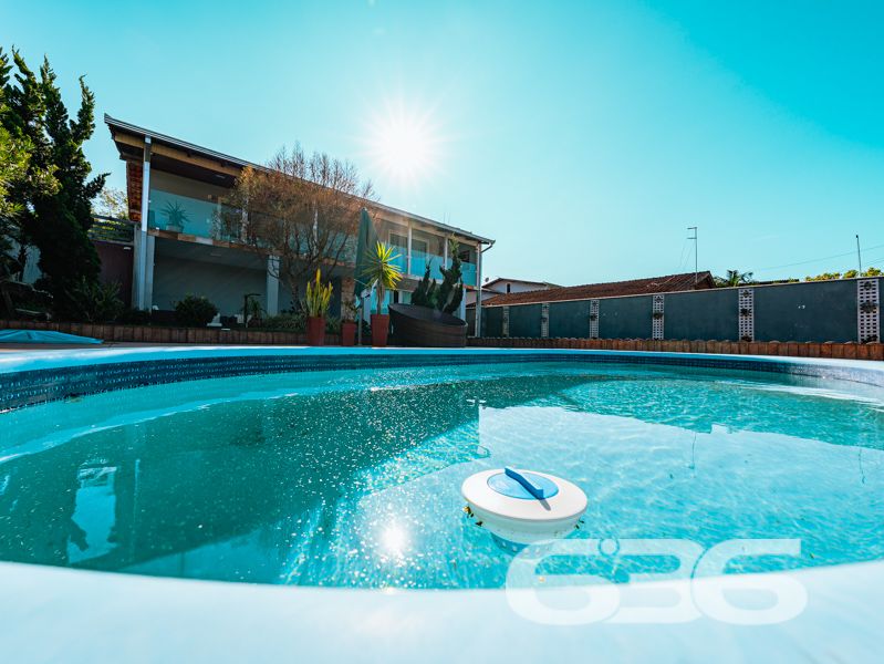 Encante-se com esta residência sobrado em Balneário Barra do Sul/SC, no bairro Pinheiros!

Localizada em uma das regiões mais procuradas da cidade, esta charmosa residência oferece tudo o que você precisa para viver com conforto, estilo e qualidade de vida. Com 160m² de área em um terreno plano de 360,10m², o imóvel é ideal para quem busca espaço, funcionalidade e lazer — a poucos passos da lagoa e rodeado por tranquilidade.

O pavimento térreo conta com uma cozinha planejada com móveis sob medida e piso vinílico, dois banheiros (ambos com armários e excelente acabamento), uma acolhedora área de festas equipada com pia, fogão e churrasqueira, além de lavanderia com área para ferramentas. Já no piso superior, o destaque vai para a ampla sala de estar com sacada, ideal para reunir a família, uma suíte com sacada e mais dois dormitórios aconchegantes.

A área externa impressiona com o paisagismo bem cuidado, piscina com deck em madeira e espaço para relaxar ao ar livre. A fachada moderna possui muros de vidro, portão eletrônico e a casa está completamente murada, garantindo segurança e privacidade.

Outros diferenciais incluem: manta térmica no telhado, conexão de internet via fibra óptica, garagem coberta, jardim decorado, e o imóvel é pet friendly.

Uma excelente opção para moradia ou veraneio em uma cidade que cresce em valorização. Esta é a sua chance de viver com mais conforto e liberdade, em um imóvel que expressa cuidado nos detalhes e qualidade de vida.
 
636 NEGÓCIOS IMOBILIÁRIOS: A SUA MELHOR ESCOLHA
Com mais de 30 anos de experiência, a 636 Negócios Imobiliários é sua parceira ideal para encontrar o imóvel perfeito. Estamos prontos para ajudá-lo a fazer deste imóvel o seu novo lar.
 
Telefone: (47) 3451-0636
WhatsApp: (47) 99190-0636
 
Não perca esta oportunidade única. Visite nosso site para mais informações: i636.com.br