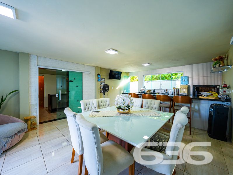 Encante-se com esta residência sobrado em Balneário Barra do Sul/SC, no bairro Pinheiros!

Localizada em uma das regiões mais procuradas da cidade, esta charmosa residência oferece tudo o que você precisa para viver com conforto, estilo e qualidade de vida. Com 160m² de área em um terreno plano de 360,10m², o imóvel é ideal para quem busca espaço, funcionalidade e lazer — a poucos passos da lagoa e rodeado por tranquilidade.

O pavimento térreo conta com uma cozinha planejada com móveis sob medida e piso vinílico, dois banheiros (ambos com armários e excelente acabamento), uma acolhedora área de festas equipada com pia, fogão e churrasqueira, além de lavanderia com área para ferramentas. Já no piso superior, o destaque vai para a ampla sala de estar com sacada, ideal para reunir a família, uma suíte com sacada e mais dois dormitórios aconchegantes.

A área externa impressiona com o paisagismo bem cuidado, piscina com deck em madeira e espaço para relaxar ao ar livre. A fachada moderna possui muros de vidro, portão eletrônico e a casa está completamente murada, garantindo segurança e privacidade.

Outros diferenciais incluem: manta térmica no telhado, conexão de internet via fibra óptica, garagem coberta, jardim decorado, e o imóvel é pet friendly.

Uma excelente opção para moradia ou veraneio em uma cidade que cresce em valorização. Esta é a sua chance de viver com mais conforto e liberdade, em um imóvel que expressa cuidado nos detalhes e qualidade de vida.
 
636 NEGÓCIOS IMOBILIÁRIOS: A SUA MELHOR ESCOLHA
Com mais de 30 anos de experiência, a 636 Negócios Imobiliários é sua parceira ideal para encontrar o imóvel perfeito. Estamos prontos para ajudá-lo a fazer deste imóvel o seu novo lar.
 
Telefone: (47) 3451-0636
WhatsApp: (47) 99190-0636
 
Não perca esta oportunidade única. Visite nosso site para mais informações: i636.com.br