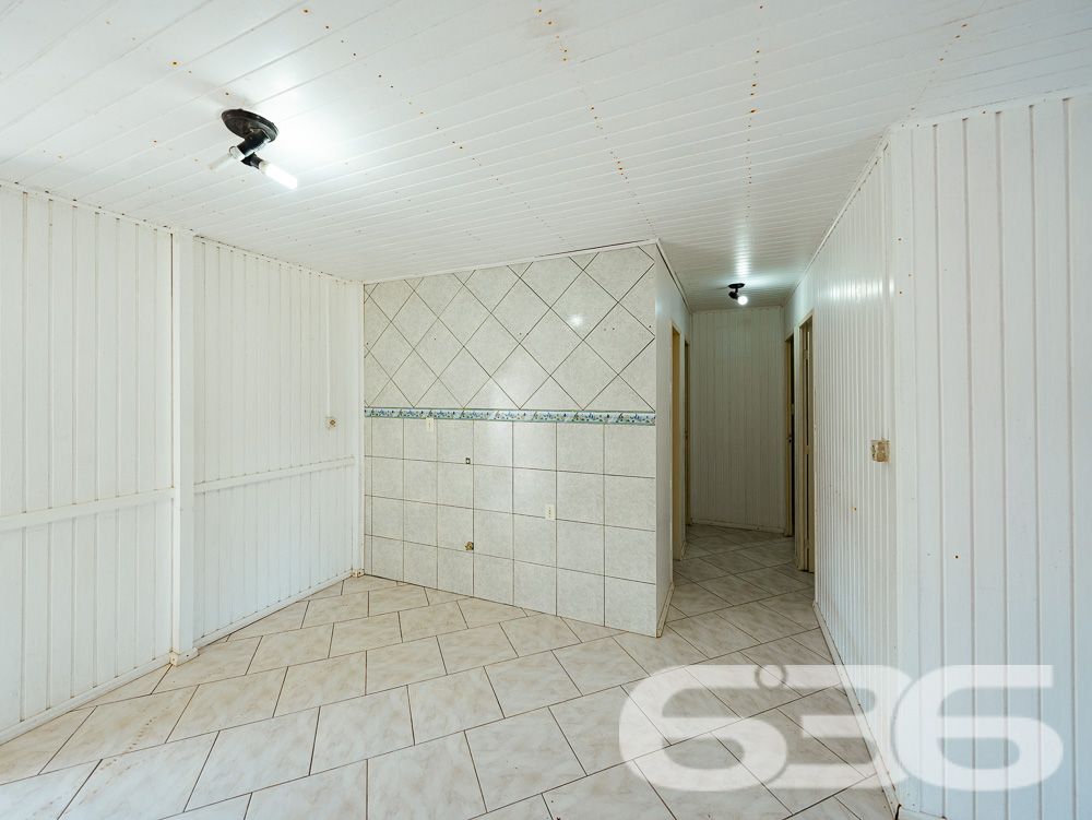 Casa térrea no bairro Pinheiros – Balneário Barra do Sul/SC - ESTUDA PERMUTA

Se você procura uma casa aconchegante, com espaço para toda a família e um excelente custo-benefício, esta é a oportunidade perfeita! Localizada no bairro Pinheiros, em Balneário Barra do Sul/SC, esta residência combina conforto, funcionalidade e uma localização tranquila para quem busca qualidade de vida. Estuda permuta.

Com 150m² de área construída, esta casa térrea oferece uma estrutura completa para você e sua família viverem momentos inesquecíveis. Confira as principais características deste imóvel:

Características do imóvel:
3 dormitórios: Ambientes espaçosos e bem iluminados para o conforto da sua família.
2 banheiros: Praticidade e conforto no dia a dia.
Salas integradas: Sala de estar e jantar amplas, com excelente aproveitamento de espaço e iluminação natural.
Cozinha planejada: Ideal para preparar suas refeições com todo o conforto.
2 áreas de serviço: Facilitando a rotina doméstica.
Área de festas: Ambiente com churrasqueira e fogão a lenha, perfeito para receber amigos e familiares em momentos especiais.
Garagens: 2 vagas cobertas e 4 descobertas, atendendo às necessidades da sua família e convidados.

Situada em uma região tranquila do bairro Pinheiros, esta casa está em uma rua calma, perfeita para quem busca sossego. 

Por que escolher este imóvel?
Com um ótimo custo-benefício, este imóvel é ideal para famílias que valorizam espaço, conforto e um ambiente perfeito para reunir amigos e familiares. Aqui você encontra o equilíbrio entre tranquilidade e funcionalidade, em um dos balneários mais desejados de Santa Catarina.

Não perca esta oportunidade única! Entre em contato com a 636 Negócios Imobiliários agora mesmo e agende sua visita. Essa pode ser a casa dos seus sonhos!
 
636 NEGÓCIOS IMOBILIÁRIOS: A SUA MELHOR ESCOLHA
Com mais de 30 anos de experiência, a 636 Negócios Imobiliários é sua parceira ideal para encontrar o imóvel perfeito. Estamos prontos para ajudá-lo a fazer deste imóvel o seu novo lar.
 
Telefone: (47) 3451-0636
WhatsApp: (47) 99190-0636
 
Não perca esta oportunidade única. Visite nosso site para mais informações: i636.com.br