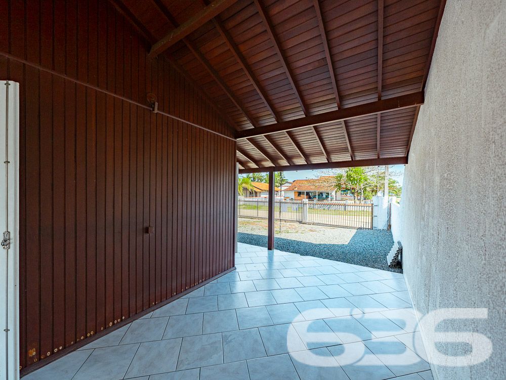 Casa térrea no bairro Pinheiros – Balneário Barra do Sul/SC - ESTUDA PERMUTA

Se você procura uma casa aconchegante, com espaço para toda a família e um excelente custo-benefício, esta é a oportunidade perfeita! Localizada no bairro Pinheiros, em Balneário Barra do Sul/SC, esta residência combina conforto, funcionalidade e uma localização tranquila para quem busca qualidade de vida. Estuda permuta.

Com 150m² de área construída, esta casa térrea oferece uma estrutura completa para você e sua família viverem momentos inesquecíveis. Confira as principais características deste imóvel:

Características do imóvel:
3 dormitórios: Ambientes espaçosos e bem iluminados para o conforto da sua família.
2 banheiros: Praticidade e conforto no dia a dia.
Salas integradas: Sala de estar e jantar amplas, com excelente aproveitamento de espaço e iluminação natural.
Cozinha planejada: Ideal para preparar suas refeições com todo o conforto.
2 áreas de serviço: Facilitando a rotina doméstica.
Área de festas: Ambiente com churrasqueira e fogão a lenha, perfeito para receber amigos e familiares em momentos especiais.
Garagens: 2 vagas cobertas e 4 descobertas, atendendo às necessidades da sua família e convidados.

Situada em uma região tranquila do bairro Pinheiros, esta casa está em uma rua calma, perfeita para quem busca sossego. 

Por que escolher este imóvel?
Com um ótimo custo-benefício, este imóvel é ideal para famílias que valorizam espaço, conforto e um ambiente perfeito para reunir amigos e familiares. Aqui você encontra o equilíbrio entre tranquilidade e funcionalidade, em um dos balneários mais desejados de Santa Catarina.

Não perca esta oportunidade única! Entre em contato com a 636 Negócios Imobiliários agora mesmo e agende sua visita. Essa pode ser a casa dos seus sonhos!
 
636 NEGÓCIOS IMOBILIÁRIOS: A SUA MELHOR ESCOLHA
Com mais de 30 anos de experiência, a 636 Negócios Imobiliários é sua parceira ideal para encontrar o imóvel perfeito. Estamos prontos para ajudá-lo a fazer deste imóvel o seu novo lar.
 
Telefone: (47) 3451-0636
WhatsApp: (47) 99190-0636
 
Não perca esta oportunidade única. Visite nosso site para mais informações: i636.com.br