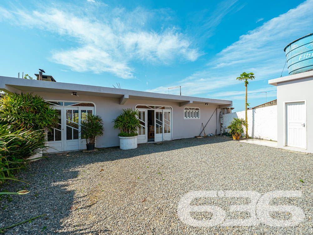 Casa térrea no bairro Pinheiros – Balneário Barra do Sul/SC - ESTUDA PERMUTA

Se você procura uma casa aconchegante, com espaço para toda a família e um excelente custo-benefício, esta é a oportunidade perfeita! Localizada no bairro Pinheiros, em Balneário Barra do Sul/SC, esta residência combina conforto, funcionalidade e uma localização tranquila para quem busca qualidade de vida. Estuda permuta.

Com 150m² de área construída, esta casa térrea oferece uma estrutura completa para você e sua família viverem momentos inesquecíveis. Confira as principais características deste imóvel:

Características do imóvel:
3 dormitórios: Ambientes espaçosos e bem iluminados para o conforto da sua família.
2 banheiros: Praticidade e conforto no dia a dia.
Salas integradas: Sala de estar e jantar amplas, com excelente aproveitamento de espaço e iluminação natural.
Cozinha planejada: Ideal para preparar suas refeições com todo o conforto.
2 áreas de serviço: Facilitando a rotina doméstica.
Área de festas: Ambiente com churrasqueira e fogão a lenha, perfeito para receber amigos e familiares em momentos especiais.
Garagens: 2 vagas cobertas e 4 descobertas, atendendo às necessidades da sua família e convidados.

Situada em uma região tranquila do bairro Pinheiros, esta casa está em uma rua calma, perfeita para quem busca sossego. 

Por que escolher este imóvel?
Com um ótimo custo-benefício, este imóvel é ideal para famílias que valorizam espaço, conforto e um ambiente perfeito para reunir amigos e familiares. Aqui você encontra o equilíbrio entre tranquilidade e funcionalidade, em um dos balneários mais desejados de Santa Catarina.

Não perca esta oportunidade única! Entre em contato com a 636 Negócios Imobiliários agora mesmo e agende sua visita. Essa pode ser a casa dos seus sonhos!
 
636 NEGÓCIOS IMOBILIÁRIOS: A SUA MELHOR ESCOLHA
Com mais de 30 anos de experiência, a 636 Negócios Imobiliários é sua parceira ideal para encontrar o imóvel perfeito. Estamos prontos para ajudá-lo a fazer deste imóvel o seu novo lar.
 
Telefone: (47) 3451-0636
WhatsApp: (47) 99190-0636
 
Não perca esta oportunidade única. Visite nosso site para mais informações: i636.com.br
