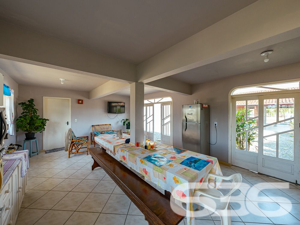 Casa térrea no bairro Pinheiros – Balneário Barra do Sul/SC - ESTUDA PERMUTA

Se você procura uma casa aconchegante, com espaço para toda a família e um excelente custo-benefício, esta é a oportunidade perfeita! Localizada no bairro Pinheiros, em Balneário Barra do Sul/SC, esta residência combina conforto, funcionalidade e uma localização tranquila para quem busca qualidade de vida. Estuda permuta.

Com 150m² de área construída, esta casa térrea oferece uma estrutura completa para você e sua família viverem momentos inesquecíveis. Confira as principais características deste imóvel:

Características do imóvel:
3 dormitórios: Ambientes espaçosos e bem iluminados para o conforto da sua família.
2 banheiros: Praticidade e conforto no dia a dia.
Salas integradas: Sala de estar e jantar amplas, com excelente aproveitamento de espaço e iluminação natural.
Cozinha planejada: Ideal para preparar suas refeições com todo o conforto.
2 áreas de serviço: Facilitando a rotina doméstica.
Área de festas: Ambiente com churrasqueira e fogão a lenha, perfeito para receber amigos e familiares em momentos especiais.
Garagens: 2 vagas cobertas e 4 descobertas, atendendo às necessidades da sua família e convidados.

Situada em uma região tranquila do bairro Pinheiros, esta casa está em uma rua calma, perfeita para quem busca sossego. 

Por que escolher este imóvel?
Com um ótimo custo-benefício, este imóvel é ideal para famílias que valorizam espaço, conforto e um ambiente perfeito para reunir amigos e familiares. Aqui você encontra o equilíbrio entre tranquilidade e funcionalidade, em um dos balneários mais desejados de Santa Catarina.

Não perca esta oportunidade única! Entre em contato com a 636 Negócios Imobiliários agora mesmo e agende sua visita. Essa pode ser a casa dos seus sonhos!
 
636 NEGÓCIOS IMOBILIÁRIOS: A SUA MELHOR ESCOLHA
Com mais de 30 anos de experiência, a 636 Negócios Imobiliários é sua parceira ideal para encontrar o imóvel perfeito. Estamos prontos para ajudá-lo a fazer deste imóvel o seu novo lar.
 
Telefone: (47) 3451-0636
WhatsApp: (47) 99190-0636
 
Não perca esta oportunidade única. Visite nosso site para mais informações: i636.com.br