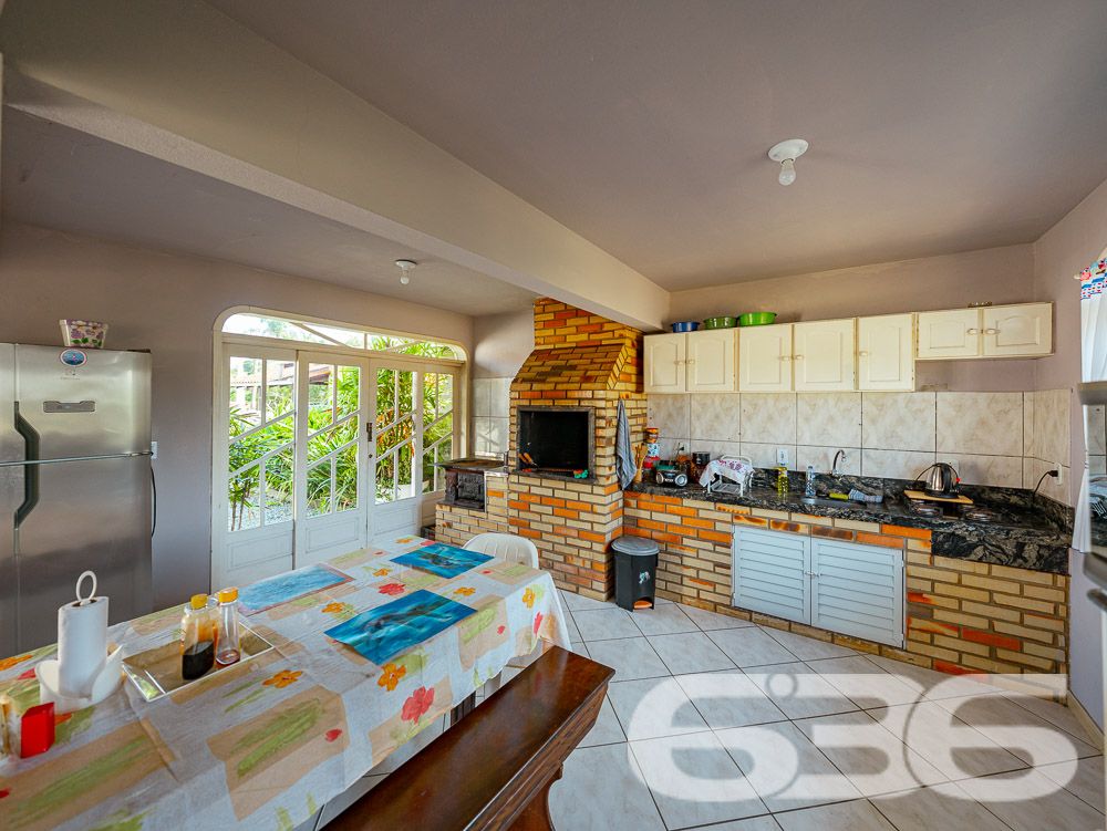 Casa térrea no bairro Pinheiros – Balneário Barra do Sul/SC - ESTUDA PERMUTA

Se você procura uma casa aconchegante, com espaço para toda a família e um excelente custo-benefício, esta é a oportunidade perfeita! Localizada no bairro Pinheiros, em Balneário Barra do Sul/SC, esta residência combina conforto, funcionalidade e uma localização tranquila para quem busca qualidade de vida. Estuda permuta.

Com 150m² de área construída, esta casa térrea oferece uma estrutura completa para você e sua família viverem momentos inesquecíveis. Confira as principais características deste imóvel:

Características do imóvel:
3 dormitórios: Ambientes espaçosos e bem iluminados para o conforto da sua família.
2 banheiros: Praticidade e conforto no dia a dia.
Salas integradas: Sala de estar e jantar amplas, com excelente aproveitamento de espaço e iluminação natural.
Cozinha planejada: Ideal para preparar suas refeições com todo o conforto.
2 áreas de serviço: Facilitando a rotina doméstica.
Área de festas: Ambiente com churrasqueira e fogão a lenha, perfeito para receber amigos e familiares em momentos especiais.
Garagens: 2 vagas cobertas e 4 descobertas, atendendo às necessidades da sua família e convidados.

Situada em uma região tranquila do bairro Pinheiros, esta casa está em uma rua calma, perfeita para quem busca sossego. 

Por que escolher este imóvel?
Com um ótimo custo-benefício, este imóvel é ideal para famílias que valorizam espaço, conforto e um ambiente perfeito para reunir amigos e familiares. Aqui você encontra o equilíbrio entre tranquilidade e funcionalidade, em um dos balneários mais desejados de Santa Catarina.

Não perca esta oportunidade única! Entre em contato com a 636 Negócios Imobiliários agora mesmo e agende sua visita. Essa pode ser a casa dos seus sonhos!
 
636 NEGÓCIOS IMOBILIÁRIOS: A SUA MELHOR ESCOLHA
Com mais de 30 anos de experiência, a 636 Negócios Imobiliários é sua parceira ideal para encontrar o imóvel perfeito. Estamos prontos para ajudá-lo a fazer deste imóvel o seu novo lar.
 
Telefone: (47) 3451-0636
WhatsApp: (47) 99190-0636
 
Não perca esta oportunidade única. Visite nosso site para mais informações: i636.com.br