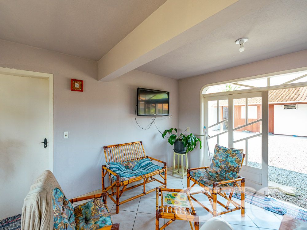 Casa térrea no bairro Pinheiros – Balneário Barra do Sul/SC - ESTUDA PERMUTA

Se você procura uma casa aconchegante, com espaço para toda a família e um excelente custo-benefício, esta é a oportunidade perfeita! Localizada no bairro Pinheiros, em Balneário Barra do Sul/SC, esta residência combina conforto, funcionalidade e uma localização tranquila para quem busca qualidade de vida. Estuda permuta.

Com 150m² de área construída, esta casa térrea oferece uma estrutura completa para você e sua família viverem momentos inesquecíveis. Confira as principais características deste imóvel:

Características do imóvel:
3 dormitórios: Ambientes espaçosos e bem iluminados para o conforto da sua família.
2 banheiros: Praticidade e conforto no dia a dia.
Salas integradas: Sala de estar e jantar amplas, com excelente aproveitamento de espaço e iluminação natural.
Cozinha planejada: Ideal para preparar suas refeições com todo o conforto.
2 áreas de serviço: Facilitando a rotina doméstica.
Área de festas: Ambiente com churrasqueira e fogão a lenha, perfeito para receber amigos e familiares em momentos especiais.
Garagens: 2 vagas cobertas e 4 descobertas, atendendo às necessidades da sua família e convidados.

Situada em uma região tranquila do bairro Pinheiros, esta casa está em uma rua calma, perfeita para quem busca sossego. 

Por que escolher este imóvel?
Com um ótimo custo-benefício, este imóvel é ideal para famílias que valorizam espaço, conforto e um ambiente perfeito para reunir amigos e familiares. Aqui você encontra o equilíbrio entre tranquilidade e funcionalidade, em um dos balneários mais desejados de Santa Catarina.

Não perca esta oportunidade única! Entre em contato com a 636 Negócios Imobiliários agora mesmo e agende sua visita. Essa pode ser a casa dos seus sonhos!
 
636 NEGÓCIOS IMOBILIÁRIOS: A SUA MELHOR ESCOLHA
Com mais de 30 anos de experiência, a 636 Negócios Imobiliários é sua parceira ideal para encontrar o imóvel perfeito. Estamos prontos para ajudá-lo a fazer deste imóvel o seu novo lar.
 
Telefone: (47) 3451-0636
WhatsApp: (47) 99190-0636
 
Não perca esta oportunidade única. Visite nosso site para mais informações: i636.com.br