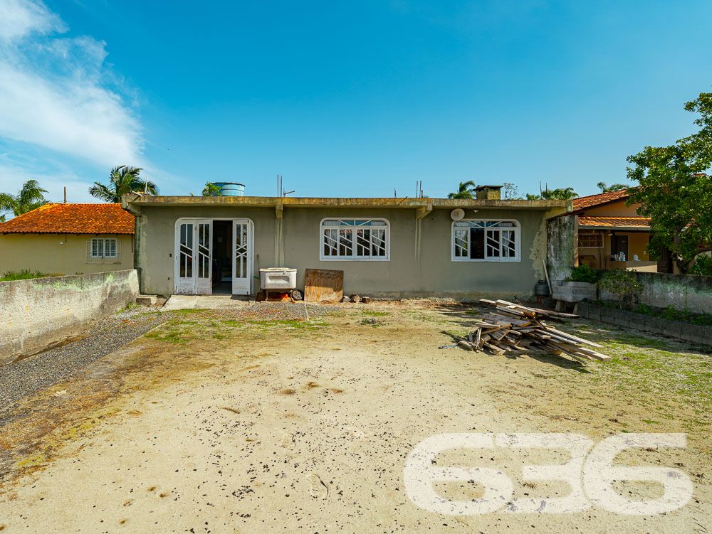 Casa térrea no bairro Pinheiros – Balneário Barra do Sul/SC - ESTUDA PERMUTA

Se você procura uma casa aconchegante, com espaço para toda a família e um excelente custo-benefício, esta é a oportunidade perfeita! Localizada no bairro Pinheiros, em Balneário Barra do Sul/SC, esta residência combina conforto, funcionalidade e uma localização tranquila para quem busca qualidade de vida. Estuda permuta.

Com 150m² de área construída, esta casa térrea oferece uma estrutura completa para você e sua família viverem momentos inesquecíveis. Confira as principais características deste imóvel:

Características do imóvel:
3 dormitórios: Ambientes espaçosos e bem iluminados para o conforto da sua família.
2 banheiros: Praticidade e conforto no dia a dia.
Salas integradas: Sala de estar e jantar amplas, com excelente aproveitamento de espaço e iluminação natural.
Cozinha planejada: Ideal para preparar suas refeições com todo o conforto.
2 áreas de serviço: Facilitando a rotina doméstica.
Área de festas: Ambiente com churrasqueira e fogão a lenha, perfeito para receber amigos e familiares em momentos especiais.
Garagens: 2 vagas cobertas e 4 descobertas, atendendo às necessidades da sua família e convidados.

Situada em uma região tranquila do bairro Pinheiros, esta casa está em uma rua calma, perfeita para quem busca sossego. 

Por que escolher este imóvel?
Com um ótimo custo-benefício, este imóvel é ideal para famílias que valorizam espaço, conforto e um ambiente perfeito para reunir amigos e familiares. Aqui você encontra o equilíbrio entre tranquilidade e funcionalidade, em um dos balneários mais desejados de Santa Catarina.

Não perca esta oportunidade única! Entre em contato com a 636 Negócios Imobiliários agora mesmo e agende sua visita. Essa pode ser a casa dos seus sonhos!
 
636 NEGÓCIOS IMOBILIÁRIOS: A SUA MELHOR ESCOLHA
Com mais de 30 anos de experiência, a 636 Negócios Imobiliários é sua parceira ideal para encontrar o imóvel perfeito. Estamos prontos para ajudá-lo a fazer deste imóvel o seu novo lar.
 
Telefone: (47) 3451-0636
WhatsApp: (47) 99190-0636
 
Não perca esta oportunidade única. Visite nosso site para mais informações: i636.com.br