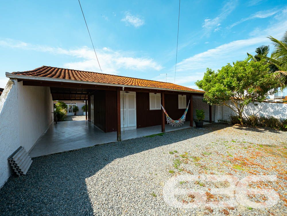 Casa térrea no bairro Pinheiros – Balneário Barra do Sul/SC - ESTUDA PERMUTA

Se você procura uma casa aconchegante, com espaço para toda a família e um excelente custo-benefício, esta é a oportunidade perfeita! Localizada no bairro Pinheiros, em Balneário Barra do Sul/SC, esta residência combina conforto, funcionalidade e uma localização tranquila para quem busca qualidade de vida. Estuda permuta.

Com 150m² de área construída, esta casa térrea oferece uma estrutura completa para você e sua família viverem momentos inesquecíveis. Confira as principais características deste imóvel:

Características do imóvel:
3 dormitórios: Ambientes espaçosos e bem iluminados para o conforto da sua família.
2 banheiros: Praticidade e conforto no dia a dia.
Salas integradas: Sala de estar e jantar amplas, com excelente aproveitamento de espaço e iluminação natural.
Cozinha planejada: Ideal para preparar suas refeições com todo o conforto.
2 áreas de serviço: Facilitando a rotina doméstica.
Área de festas: Ambiente com churrasqueira e fogão a lenha, perfeito para receber amigos e familiares em momentos especiais.
Garagens: 2 vagas cobertas e 4 descobertas, atendendo às necessidades da sua família e convidados.

Situada em uma região tranquila do bairro Pinheiros, esta casa está em uma rua calma, perfeita para quem busca sossego. 

Por que escolher este imóvel?
Com um ótimo custo-benefício, este imóvel é ideal para famílias que valorizam espaço, conforto e um ambiente perfeito para reunir amigos e familiares. Aqui você encontra o equilíbrio entre tranquilidade e funcionalidade, em um dos balneários mais desejados de Santa Catarina.

Não perca esta oportunidade única! Entre em contato com a 636 Negócios Imobiliários agora mesmo e agende sua visita. Essa pode ser a casa dos seus sonhos!
 
636 NEGÓCIOS IMOBILIÁRIOS: A SUA MELHOR ESCOLHA
Com mais de 30 anos de experiência, a 636 Negócios Imobiliários é sua parceira ideal para encontrar o imóvel perfeito. Estamos prontos para ajudá-lo a fazer deste imóvel o seu novo lar.
 
Telefone: (47) 3451-0636
WhatsApp: (47) 99190-0636
 
Não perca esta oportunidade única. Visite nosso site para mais informações: i636.com.br