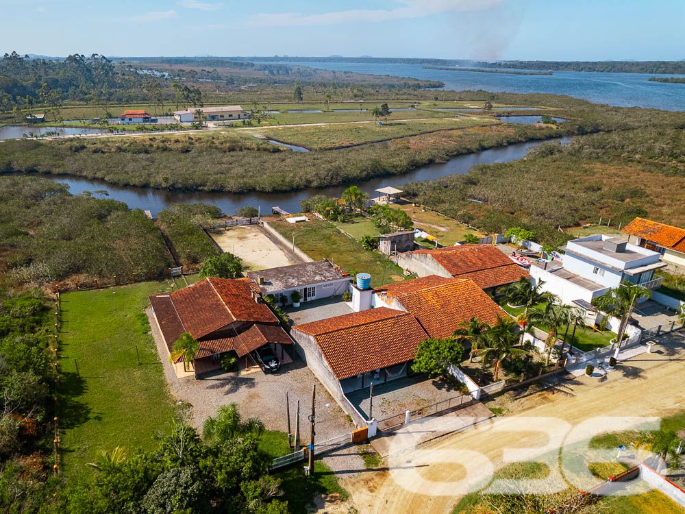Casa térrea no bairro Pinheiros – Balneário Barra do Sul/SC - ESTUDA PERMUTA

Se você procura uma casa aconchegante, com espaço para toda a família e um excelente custo-benefício, esta é a oportunidade perfeita! Localizada no bairro Pinheiros, em Balneário Barra do Sul/SC, esta residência combina conforto, funcionalidade e uma localização tranquila para quem busca qualidade de vida. Estuda permuta.

Com 150m² de área construída, esta casa térrea oferece uma estrutura completa para você e sua família viverem momentos inesquecíveis. Confira as principais características deste imóvel:

Características do imóvel:
3 dormitórios: Ambientes espaçosos e bem iluminados para o conforto da sua família.
2 banheiros: Praticidade e conforto no dia a dia.
Salas integradas: Sala de estar e jantar amplas, com excelente aproveitamento de espaço e iluminação natural.
Cozinha planejada: Ideal para preparar suas refeições com todo o conforto.
2 áreas de serviço: Facilitando a rotina doméstica.
Área de festas: Ambiente com churrasqueira e fogão a lenha, perfeito para receber amigos e familiares em momentos especiais.
Garagens: 2 vagas cobertas e 4 descobertas, atendendo às necessidades da sua família e convidados.

Situada em uma região tranquila do bairro Pinheiros, esta casa está em uma rua calma, perfeita para quem busca sossego. 

Por que escolher este imóvel?
Com um ótimo custo-benefício, este imóvel é ideal para famílias que valorizam espaço, conforto e um ambiente perfeito para reunir amigos e familiares. Aqui você encontra o equilíbrio entre tranquilidade e funcionalidade, em um dos balneários mais desejados de Santa Catarina.

Não perca esta oportunidade única! Entre em contato com a 636 Negócios Imobiliários agora mesmo e agende sua visita. Essa pode ser a casa dos seus sonhos!
 
636 NEGÓCIOS IMOBILIÁRIOS: A SUA MELHOR ESCOLHA
Com mais de 30 anos de experiência, a 636 Negócios Imobiliários é sua parceira ideal para encontrar o imóvel perfeito. Estamos prontos para ajudá-lo a fazer deste imóvel o seu novo lar.
 
Telefone: (47) 3451-0636
WhatsApp: (47) 99190-0636
 
Não perca esta oportunidade única. Visite nosso site para mais informações: i636.com.br