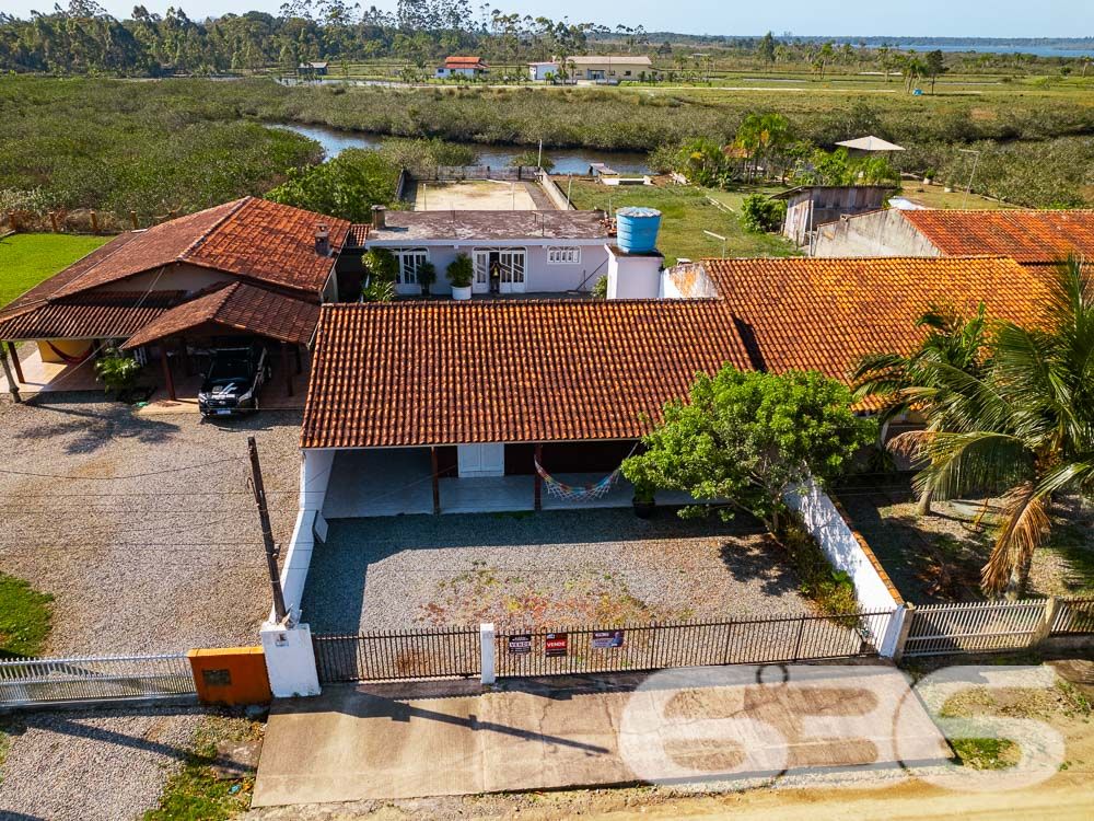 Casa térrea no bairro Pinheiros – Balneário Barra do Sul/SC - ESTUDA PERMUTA

Se você procura uma casa aconchegante, com espaço para toda a família e um excelente custo-benefício, esta é a oportunidade perfeita! Localizada no bairro Pinheiros, em Balneário Barra do Sul/SC, esta residência combina conforto, funcionalidade e uma localização tranquila para quem busca qualidade de vida. Estuda permuta.

Com 150m² de área construída, esta casa térrea oferece uma estrutura completa para você e sua família viverem momentos inesquecíveis. Confira as principais características deste imóvel:

Características do imóvel:
3 dormitórios: Ambientes espaçosos e bem iluminados para o conforto da sua família.
2 banheiros: Praticidade e conforto no dia a dia.
Salas integradas: Sala de estar e jantar amplas, com excelente aproveitamento de espaço e iluminação natural.
Cozinha planejada: Ideal para preparar suas refeições com todo o conforto.
2 áreas de serviço: Facilitando a rotina doméstica.
Área de festas: Ambiente com churrasqueira e fogão a lenha, perfeito para receber amigos e familiares em momentos especiais.
Garagens: 2 vagas cobertas e 4 descobertas, atendendo às necessidades da sua família e convidados.

Situada em uma região tranquila do bairro Pinheiros, esta casa está em uma rua calma, perfeita para quem busca sossego. 

Por que escolher este imóvel?
Com um ótimo custo-benefício, este imóvel é ideal para famílias que valorizam espaço, conforto e um ambiente perfeito para reunir amigos e familiares. Aqui você encontra o equilíbrio entre tranquilidade e funcionalidade, em um dos balneários mais desejados de Santa Catarina.

Não perca esta oportunidade única! Entre em contato com a 636 Negócios Imobiliários agora mesmo e agende sua visita. Essa pode ser a casa dos seus sonhos!
 
636 NEGÓCIOS IMOBILIÁRIOS: A SUA MELHOR ESCOLHA
Com mais de 30 anos de experiência, a 636 Negócios Imobiliários é sua parceira ideal para encontrar o imóvel perfeito. Estamos prontos para ajudá-lo a fazer deste imóvel o seu novo lar.
 
Telefone: (47) 3451-0636
WhatsApp: (47) 99190-0636
 
Não perca esta oportunidade única. Visite nosso site para mais informações: i636.com.br
