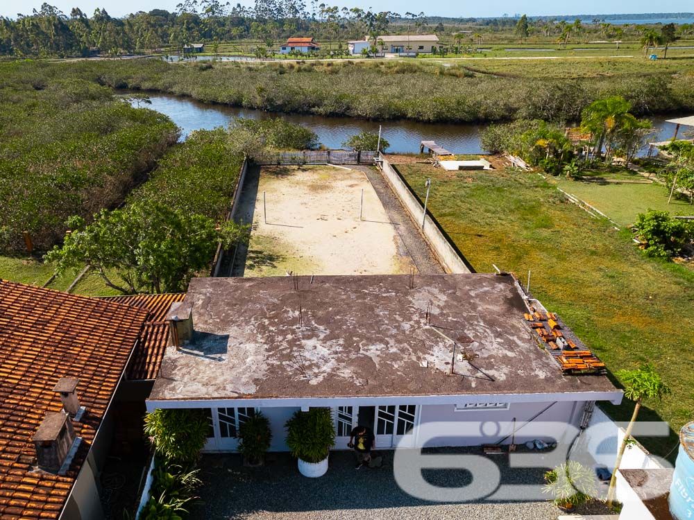Casa térrea no bairro Pinheiros – Balneário Barra do Sul/SC - ESTUDA PERMUTA

Se você procura uma casa aconchegante, com espaço para toda a família e um excelente custo-benefício, esta é a oportunidade perfeita! Localizada no bairro Pinheiros, em Balneário Barra do Sul/SC, esta residência combina conforto, funcionalidade e uma localização tranquila para quem busca qualidade de vida. Estuda permuta.

Com 150m² de área construída, esta casa térrea oferece uma estrutura completa para você e sua família viverem momentos inesquecíveis. Confira as principais características deste imóvel:

Características do imóvel:
3 dormitórios: Ambientes espaçosos e bem iluminados para o conforto da sua família.
2 banheiros: Praticidade e conforto no dia a dia.
Salas integradas: Sala de estar e jantar amplas, com excelente aproveitamento de espaço e iluminação natural.
Cozinha planejada: Ideal para preparar suas refeições com todo o conforto.
2 áreas de serviço: Facilitando a rotina doméstica.
Área de festas: Ambiente com churrasqueira e fogão a lenha, perfeito para receber amigos e familiares em momentos especiais.
Garagens: 2 vagas cobertas e 4 descobertas, atendendo às necessidades da sua família e convidados.

Situada em uma região tranquila do bairro Pinheiros, esta casa está em uma rua calma, perfeita para quem busca sossego. 

Por que escolher este imóvel?
Com um ótimo custo-benefício, este imóvel é ideal para famílias que valorizam espaço, conforto e um ambiente perfeito para reunir amigos e familiares. Aqui você encontra o equilíbrio entre tranquilidade e funcionalidade, em um dos balneários mais desejados de Santa Catarina.

Não perca esta oportunidade única! Entre em contato com a 636 Negócios Imobiliários agora mesmo e agende sua visita. Essa pode ser a casa dos seus sonhos!
 
636 NEGÓCIOS IMOBILIÁRIOS: A SUA MELHOR ESCOLHA
Com mais de 30 anos de experiência, a 636 Negócios Imobiliários é sua parceira ideal para encontrar o imóvel perfeito. Estamos prontos para ajudá-lo a fazer deste imóvel o seu novo lar.
 
Telefone: (47) 3451-0636
WhatsApp: (47) 99190-0636
 
Não perca esta oportunidade única. Visite nosso site para mais informações: i636.com.br