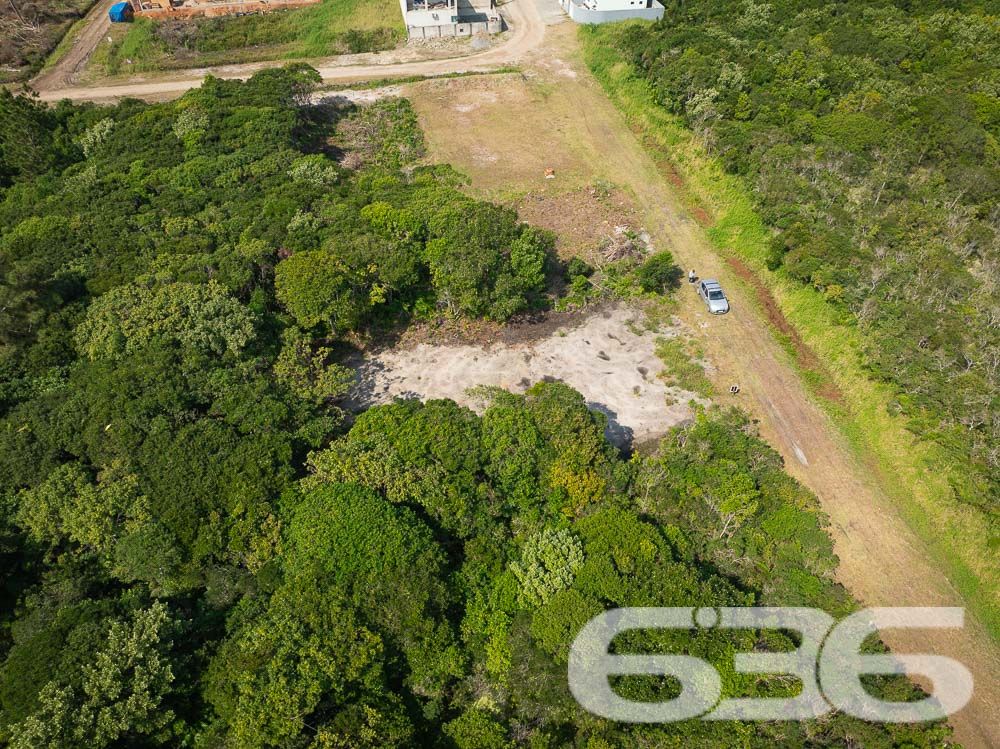TERRENO À VENDA EM BALNEÁRIO BARRA DO SUL, SANTA CATARINA
Procura por um terreno espaçoso e com localização primorosa, perto de umas das mais belas praias do litoral catarinense? Se sim, aqui está o que você desejava!
Este é um excelente lote, cuja extensão dispõe de 375 m² e 12 metros de frente, terreno próximo do Deck e da Bica Salinas.
Por sua boa localização, o mesmo faz frente para uma rua tranquila. Além disso, o terreno também fica a 350 metros de distância da praia, bem como localiza-se próximo a transporte público, restaurantes, comércios em geral e muito mais.
Compre um terreno e, com sua criatividade, construa a casa dos seus sonhos! Ficou interessado? O que você está esperando!? Entre em contato conosco!
Fale com seu corretor:
Telefone| 47 3448-3636
WhatsApp| 47 99190-0636
Imobiliária 636.