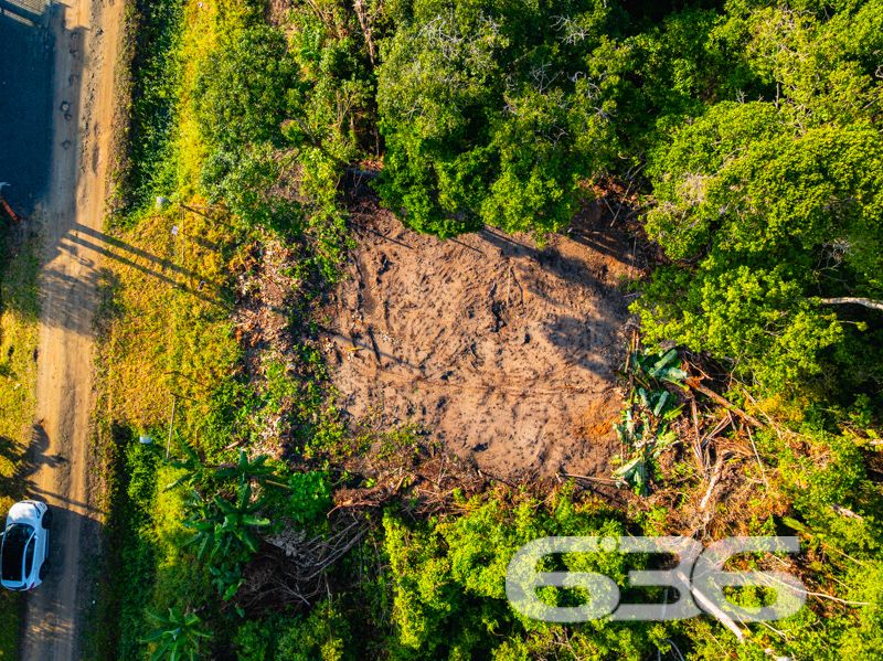 Descubra o Potencial do Seu Próximo Investimento em Balneário Barra do Sul, SC!
Apresentamos uma excelente oportunidade de investimento em Balneário Barra do Sul, localizado no charmoso bairro de Salinas. Este terreno plano e com geometria regular oferece 325 m² de área total, com dimensões ideais para desenvolvimento residencial ou comercial. O terreno proporciona espaço suficiente para uma ampla gama de projetos arquitetônicos.
Localizado em uma rua pavimentada, o acesso é facilitado e integrado à bela paisagem da região, que combina a tranquilidade da natureza com a conveniência urbana. A proximidade com a praia e a visão de áreas verdes ao redor enriquecem ainda mais o potencial deste espaço.
Imagine seu novo projeto ou residência nesse local pitoresco, onde a brisa do mar complementa o cenário perfeito para um estilo de vida relaxante ou um empreendimento próspero. O terreno é ideal para quem busca construir uma casa de veraneio, um estabelecimento comercial voltado para o turismo ou até mesmo um investimento de longo prazo em uma das áreas mais valorizadas de Santa Catarina.
O posicionamento do terreno, voltado para o sul, garante iluminação natural ideal, criando um ambiente acolhedor e energizante durante todo o ano. Esta área de Balneário Barra do Sul é conhecida por seu ambiente seguro e familiar, o que a torna ainda mais atraente para investidores e futuros moradores.
Balneário Barra do Sul é um destino em crescimento, reconhecido por suas belas praias e potencial turístico. Investir aqui é garantia de retorno, seja pela valorização constante da região ou pelo crescente interesse por imóveis no litoral catarinense.
Faça parte deste desenvolvimento e transforme visão em realidade. Para mais informações e detalhes sobre esta oportunidade única, entre em contato com a 636 Negócios Imobiliários. Estamos prontos para ajudá-lo a fazer a escolha certa para seu próximo grande investimento.
636 NEGÓCIOS IMOBILIÁRIOS: A SUA MELHOR ESCOLHA
Com mais de 30 anos de experiência, a 636 Negócios Imobiliários é sua parceira ideal para encontrar o imóvel perfeito. Estamos prontos para ajudá-lo a fazer deste imóvel o seu novo lar.
Telefone: (47) 3451-0636
WhatsApp: (47) 99190-0636
Não perca esta oportunidade única. Visite nosso site para mais informações: i636.com.br