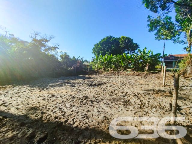Descubra o Potencial do Seu Próximo Investimento em Balneário Barra do Sul, SC!
Apresentamos uma excelente oportunidade de investimento em Balneário Barra do Sul, localizado no charmoso bairro de Salinas. Este terreno plano e com geometria regular oferece 325 m² de área total, com dimensões ideais para desenvolvimento residencial ou comercial. O terreno proporciona espaço suficiente para uma ampla gama de projetos arquitetônicos.
Localizado em uma rua pavimentada, o acesso é facilitado e integrado à bela paisagem da região, que combina a tranquilidade da natureza com a conveniência urbana. A proximidade com a praia e a visão de áreas verdes ao redor enriquecem ainda mais o potencial deste espaço.
Imagine seu novo projeto ou residência nesse local pitoresco, onde a brisa do mar complementa o cenário perfeito para um estilo de vida relaxante ou um empreendimento próspero. O terreno é ideal para quem busca construir uma casa de veraneio, um estabelecimento comercial voltado para o turismo ou até mesmo um investimento de longo prazo em uma das áreas mais valorizadas de Santa Catarina.
O posicionamento do terreno, voltado para o sul, garante iluminação natural ideal, criando um ambiente acolhedor e energizante durante todo o ano. Esta área de Balneário Barra do Sul é conhecida por seu ambiente seguro e familiar, o que a torna ainda mais atraente para investidores e futuros moradores.
Balneário Barra do Sul é um destino em crescimento, reconhecido por suas belas praias e potencial turístico. Investir aqui é garantia de retorno, seja pela valorização constante da região ou pelo crescente interesse por imóveis no litoral catarinense.
Faça parte deste desenvolvimento e transforme visão em realidade. Para mais informações e detalhes sobre esta oportunidade única, entre em contato com a 636 Negócios Imobiliários. Estamos prontos para ajudá-lo a fazer a escolha certa para seu próximo grande investimento.
636 NEGÓCIOS IMOBILIÁRIOS: A SUA MELHOR ESCOLHA
Com mais de 30 anos de experiência, a 636 Negócios Imobiliários é sua parceira ideal para encontrar o imóvel perfeito. Estamos prontos para ajudá-lo a fazer deste imóvel o seu novo lar.
Telefone: (47) 3451-0636
WhatsApp: (47) 99190-0636
Não perca esta oportunidade única. Visite nosso site para mais informações: i636.com.br
