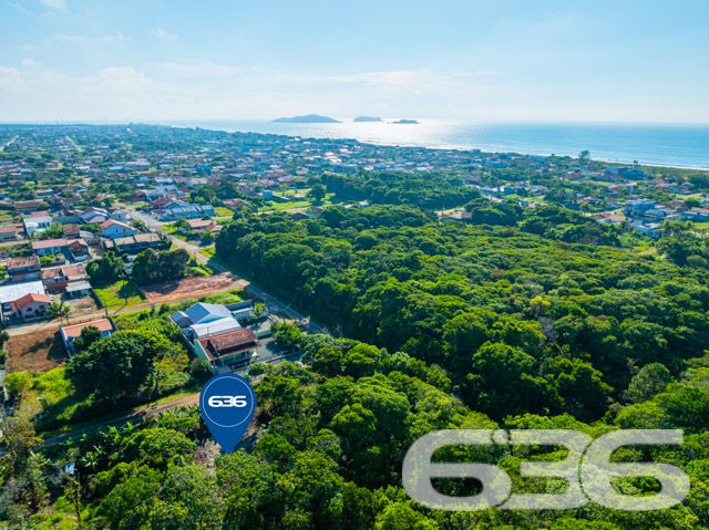 Descubra o Potencial do Seu Próximo Investimento em Balneário Barra do Sul, SC!
Apresentamos uma excelente oportunidade de investimento em Balneário Barra do Sul, localizado no charmoso bairro de Salinas. Este terreno plano e com geometria regular oferece 325 m² de área total, com dimensões ideais para desenvolvimento residencial ou comercial. O terreno proporciona espaço suficiente para uma ampla gama de projetos arquitetônicos.
Localizado em uma rua pavimentada, o acesso é facilitado e integrado à bela paisagem da região, que combina a tranquilidade da natureza com a conveniência urbana. A proximidade com a praia e a visão de áreas verdes ao redor enriquecem ainda mais o potencial deste espaço.
Imagine seu novo projeto ou residência nesse local pitoresco, onde a brisa do mar complementa o cenário perfeito para um estilo de vida relaxante ou um empreendimento próspero. O terreno é ideal para quem busca construir uma casa de veraneio, um estabelecimento comercial voltado para o turismo ou até mesmo um investimento de longo prazo em uma das áreas mais valorizadas de Santa Catarina.
O posicionamento do terreno, voltado para o sul, garante iluminação natural ideal, criando um ambiente acolhedor e energizante durante todo o ano. Esta área de Balneário Barra do Sul é conhecida por seu ambiente seguro e familiar, o que a torna ainda mais atraente para investidores e futuros moradores.
Balneário Barra do Sul é um destino em crescimento, reconhecido por suas belas praias e potencial turístico. Investir aqui é garantia de retorno, seja pela valorização constante da região ou pelo crescente interesse por imóveis no litoral catarinense.
Faça parte deste desenvolvimento e transforme visão em realidade. Para mais informações e detalhes sobre esta oportunidade única, entre em contato com a 636 Negócios Imobiliários. Estamos prontos para ajudá-lo a fazer a escolha certa para seu próximo grande investimento.
636 NEGÓCIOS IMOBILIÁRIOS: A SUA MELHOR ESCOLHA
Com mais de 30 anos de experiência, a 636 Negócios Imobiliários é sua parceira ideal para encontrar o imóvel perfeito. Estamos prontos para ajudá-lo a fazer deste imóvel o seu novo lar.
Telefone: (47) 3451-0636
WhatsApp: (47) 99190-0636
Não perca esta oportunidade única. Visite nosso site para mais informações: i636.com.br