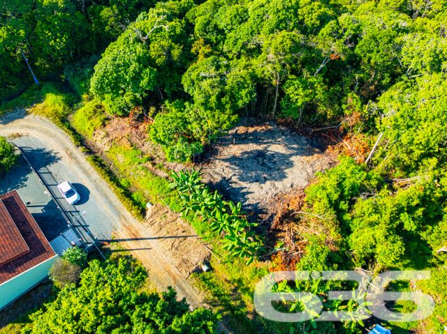 Descubra o Potencial do Seu Próximo Investimento em Balneário Barra do Sul, SC!
Apresentamos uma excelente oportunidade de investimento em Balneário Barra do Sul, localizado no charmoso bairro de Salinas. Este terreno plano e com geometria regular oferece 325 m² de área total, com dimensões ideais para desenvolvimento residencial ou comercial. O terreno proporciona espaço suficiente para uma ampla gama de projetos arquitetônicos.
Localizado em uma rua pavimentada, o acesso é facilitado e integrado à bela paisagem da região, que combina a tranquilidade da natureza com a conveniência urbana. A proximidade com a praia e a visão de áreas verdes ao redor enriquecem ainda mais o potencial deste espaço.
Imagine seu novo projeto ou residência nesse local pitoresco, onde a brisa do mar complementa o cenário perfeito para um estilo de vida relaxante ou um empreendimento próspero. O terreno é ideal para quem busca construir uma casa de veraneio, um estabelecimento comercial voltado para o turismo ou até mesmo um investimento de longo prazo em uma das áreas mais valorizadas de Santa Catarina.
O posicionamento do terreno, voltado para o sul, garante iluminação natural ideal, criando um ambiente acolhedor e energizante durante todo o ano. Esta área de Balneário Barra do Sul é conhecida por seu ambiente seguro e familiar, o que a torna ainda mais atraente para investidores e futuros moradores.
Balneário Barra do Sul é um destino em crescimento, reconhecido por suas belas praias e potencial turístico. Investir aqui é garantia de retorno, seja pela valorização constante da região ou pelo crescente interesse por imóveis no litoral catarinense.
Faça parte deste desenvolvimento e transforme visão em realidade. Para mais informações e detalhes sobre esta oportunidade única, entre em contato com a 636 Negócios Imobiliários. Estamos prontos para ajudá-lo a fazer a escolha certa para seu próximo grande investimento.
636 NEGÓCIOS IMOBILIÁRIOS: A SUA MELHOR ESCOLHA
Com mais de 30 anos de experiência, a 636 Negócios Imobiliários é sua parceira ideal para encontrar o imóvel perfeito. Estamos prontos para ajudá-lo a fazer deste imóvel o seu novo lar.
Telefone: (47) 3451-0636
WhatsApp: (47) 99190-0636
Não perca esta oportunidade única. Visite nosso site para mais informações: i636.com.br