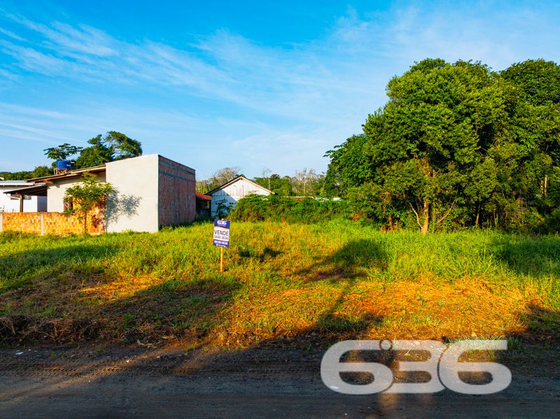 Ótima oportunidade para quem busca investir ou construir em uma das regiões que mais cresce no litoral norte catarinense!

Este terreno exclusivo, localizado no bairro Salinas, em Balneário Barra do Sul/SC, oferece o equilíbrio perfeito entre tranquilidade, acessibilidade e valorização imobiliária. Com 325m² de área total, o terreno proporciona excelente aproveitamento para diversos projetos residenciais.

Além disso, está posicionado em rua já pavimentada, com infraestrutura urbana consolidada e vizinhança em constante desenvolvimento.

Cercado por residências e próximo a comércios, escolas e vias de acesso, este terreno representa uma escolha estratégica tanto para quem deseja morar com qualidade quanto para investidores que buscam alta liquidez e retorno seguro.

A poucos minutos das belas praias da cidade, este terreno une praticidade, bem-estar e valorização. Uma raridade no mercado atual.

Garanta agora essa excelente oportunidade com a credibilidade e experiência da 636 Negócios Imobiliários — há mais de 30 anos construindo confiança no mercado imobiliário de Santa Catarina.

Entre em contato conosco e agende uma visita!
 
636 NEGÓCIOS IMOBILIÁRIOS: A SUA MELHOR ESCOLHA
Com mais de 30 anos de experiência, a 636 Negócios Imobiliários é sua parceira ideal para encontrar o imóvel perfeito. Estamos prontos para ajudá-lo a fazer deste imóvel o seu novo lar.
 
Telefone: (47) 3451-0636
WhatsApp: (47) 99190-0636
 
Não perca esta oportunidade única. Visite nosso site para mais informações: i636.com.br