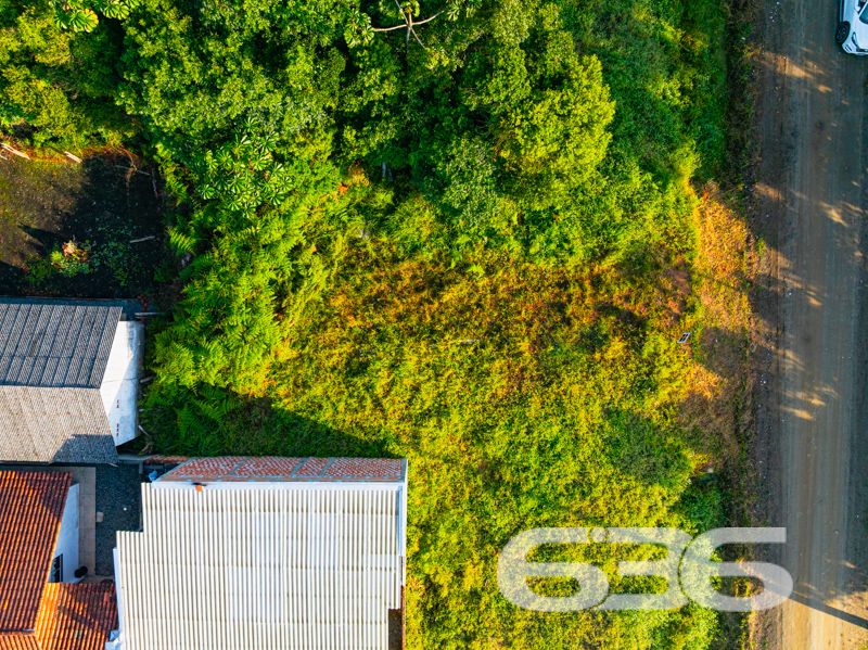 Ótima oportunidade para quem busca investir ou construir em uma das regiões que mais cresce no litoral norte catarinense!

Este terreno exclusivo, localizado no bairro Salinas, em Balneário Barra do Sul/SC, oferece o equilíbrio perfeito entre tranquilidade, acessibilidade e valorização imobiliária. Com 325m² de área total, o terreno proporciona excelente aproveitamento para diversos projetos residenciais.

Além disso, está posicionado em rua já pavimentada, com infraestrutura urbana consolidada e vizinhança em constante desenvolvimento.

Cercado por residências e próximo a comércios, escolas e vias de acesso, este terreno representa uma escolha estratégica tanto para quem deseja morar com qualidade quanto para investidores que buscam alta liquidez e retorno seguro.

A poucos minutos das belas praias da cidade, este terreno une praticidade, bem-estar e valorização. Uma raridade no mercado atual.

Garanta agora essa excelente oportunidade com a credibilidade e experiência da 636 Negócios Imobiliários — há mais de 30 anos construindo confiança no mercado imobiliário de Santa Catarina.

Entre em contato conosco e agende uma visita!
 
636 NEGÓCIOS IMOBILIÁRIOS: A SUA MELHOR ESCOLHA
Com mais de 30 anos de experiência, a 636 Negócios Imobiliários é sua parceira ideal para encontrar o imóvel perfeito. Estamos prontos para ajudá-lo a fazer deste imóvel o seu novo lar.
 
Telefone: (47) 3451-0636
WhatsApp: (47) 99190-0636
 
Não perca esta oportunidade única. Visite nosso site para mais informações: i636.com.br