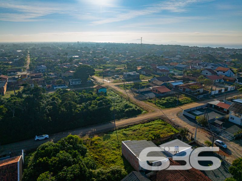Ótima oportunidade para quem busca investir ou construir em uma das regiões que mais cresce no litoral norte catarinense!

Este terreno exclusivo, localizado no bairro Salinas, em Balneário Barra do Sul/SC, oferece o equilíbrio perfeito entre tranquilidade, acessibilidade e valorização imobiliária. Com 325m² de área total, o terreno proporciona excelente aproveitamento para diversos projetos residenciais.

Além disso, está posicionado em rua já pavimentada, com infraestrutura urbana consolidada e vizinhança em constante desenvolvimento.

Cercado por residências e próximo a comércios, escolas e vias de acesso, este terreno representa uma escolha estratégica tanto para quem deseja morar com qualidade quanto para investidores que buscam alta liquidez e retorno seguro.

A poucos minutos das belas praias da cidade, este terreno une praticidade, bem-estar e valorização. Uma raridade no mercado atual.

Garanta agora essa excelente oportunidade com a credibilidade e experiência da 636 Negócios Imobiliários — há mais de 30 anos construindo confiança no mercado imobiliário de Santa Catarina.

Entre em contato conosco e agende uma visita!
 
636 NEGÓCIOS IMOBILIÁRIOS: A SUA MELHOR ESCOLHA
Com mais de 30 anos de experiência, a 636 Negócios Imobiliários é sua parceira ideal para encontrar o imóvel perfeito. Estamos prontos para ajudá-lo a fazer deste imóvel o seu novo lar.
 
Telefone: (47) 3451-0636
WhatsApp: (47) 99190-0636
 
Não perca esta oportunidade única. Visite nosso site para mais informações: i636.com.br