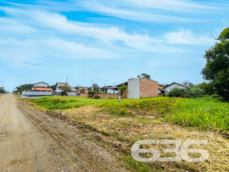 Ótima oportunidade para quem busca investir ou construir em uma das regiões que mais cresce no litoral norte catarinense!

Este terreno exclusivo, localizado no bairro Salinas, em Balneário Barra do Sul/SC, oferece o equilíbrio perfeito entre tranquilidade, acessibilidade e valorização imobiliária. Com 325m² de área total, o terreno proporciona excelente aproveitamento para diversos projetos residenciais.

Além disso, está posicionado em rua já pavimentada, com infraestrutura urbana consolidada e vizinhança em constante desenvolvimento.

Cercado por residências e próximo a comércios, escolas e vias de acesso, este terreno representa uma escolha estratégica tanto para quem deseja morar com qualidade quanto para investidores que buscam alta liquidez e retorno seguro.

A poucos minutos das belas praias da cidade, este terreno une praticidade, bem-estar e valorização. Uma raridade no mercado atual.

Garanta agora essa excelente oportunidade com a credibilidade e experiência da 636 Negócios Imobiliários — há mais de 30 anos construindo confiança no mercado imobiliário de Santa Catarina.

Entre em contato conosco e agende uma visita!
 
636 NEGÓCIOS IMOBILIÁRIOS: A SUA MELHOR ESCOLHA
Com mais de 30 anos de experiência, a 636 Negócios Imobiliários é sua parceira ideal para encontrar o imóvel perfeito. Estamos prontos para ajudá-lo a fazer deste imóvel o seu novo lar.
 
Telefone: (47) 3451-0636
WhatsApp: (47) 99190-0636
 
Não perca esta oportunidade única. Visite nosso site para mais informações: i636.com.br