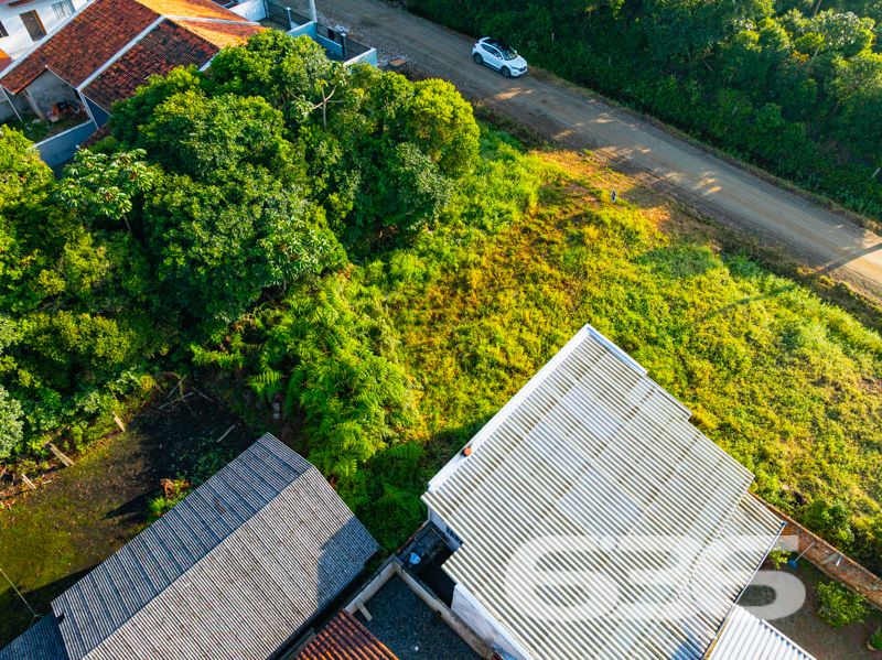 Ótima oportunidade para quem busca investir ou construir em uma das regiões que mais cresce no litoral norte catarinense!

Este terreno exclusivo, localizado no bairro Salinas, em Balneário Barra do Sul/SC, oferece o equilíbrio perfeito entre tranquilidade, acessibilidade e valorização imobiliária. Com 325m² de área total, o terreno proporciona excelente aproveitamento para diversos projetos residenciais.

Além disso, está posicionado em rua já pavimentada, com infraestrutura urbana consolidada e vizinhança em constante desenvolvimento.

Cercado por residências e próximo a comércios, escolas e vias de acesso, este terreno representa uma escolha estratégica tanto para quem deseja morar com qualidade quanto para investidores que buscam alta liquidez e retorno seguro.

A poucos minutos das belas praias da cidade, este terreno une praticidade, bem-estar e valorização. Uma raridade no mercado atual.

Garanta agora essa excelente oportunidade com a credibilidade e experiência da 636 Negócios Imobiliários — há mais de 30 anos construindo confiança no mercado imobiliário de Santa Catarina.

Entre em contato conosco e agende uma visita!
 
636 NEGÓCIOS IMOBILIÁRIOS: A SUA MELHOR ESCOLHA
Com mais de 30 anos de experiência, a 636 Negócios Imobiliários é sua parceira ideal para encontrar o imóvel perfeito. Estamos prontos para ajudá-lo a fazer deste imóvel o seu novo lar.
 
Telefone: (47) 3451-0636
WhatsApp: (47) 99190-0636
 
Não perca esta oportunidade única. Visite nosso site para mais informações: i636.com.br