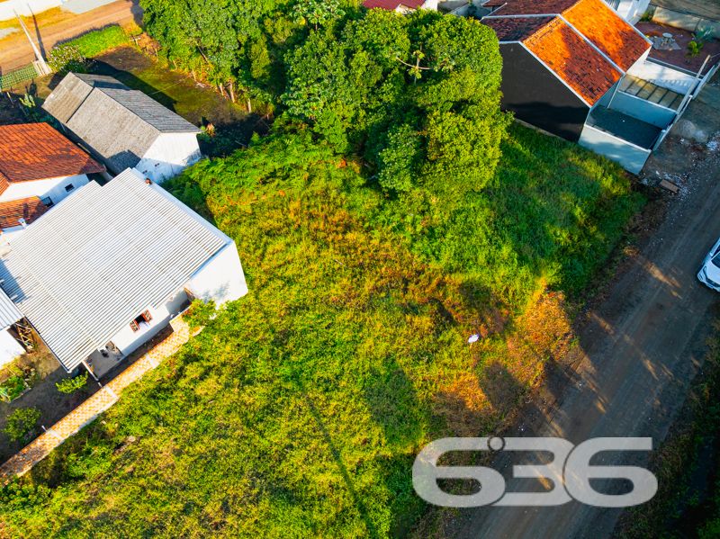 Ótima oportunidade para quem busca investir ou construir em uma das regiões que mais cresce no litoral norte catarinense!

Este terreno exclusivo, localizado no bairro Salinas, em Balneário Barra do Sul/SC, oferece o equilíbrio perfeito entre tranquilidade, acessibilidade e valorização imobiliária. Com 325m² de área total, o terreno proporciona excelente aproveitamento para diversos projetos residenciais.

Além disso, está posicionado em rua já pavimentada, com infraestrutura urbana consolidada e vizinhança em constante desenvolvimento.

Cercado por residências e próximo a comércios, escolas e vias de acesso, este terreno representa uma escolha estratégica tanto para quem deseja morar com qualidade quanto para investidores que buscam alta liquidez e retorno seguro.

A poucos minutos das belas praias da cidade, este terreno une praticidade, bem-estar e valorização. Uma raridade no mercado atual.

Garanta agora essa excelente oportunidade com a credibilidade e experiência da 636 Negócios Imobiliários — há mais de 30 anos construindo confiança no mercado imobiliário de Santa Catarina.

Entre em contato conosco e agende uma visita!
 
636 NEGÓCIOS IMOBILIÁRIOS: A SUA MELHOR ESCOLHA
Com mais de 30 anos de experiência, a 636 Negócios Imobiliários é sua parceira ideal para encontrar o imóvel perfeito. Estamos prontos para ajudá-lo a fazer deste imóvel o seu novo lar.
 
Telefone: (47) 3451-0636
WhatsApp: (47) 99190-0636
 
Não perca esta oportunidade única. Visite nosso site para mais informações: i636.com.br