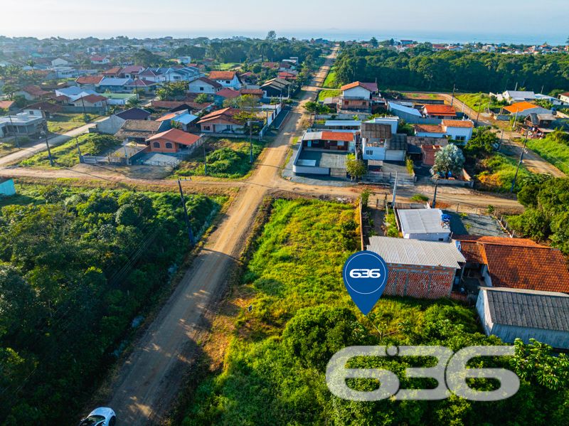 Ótima oportunidade para quem busca investir ou construir em uma das regiões que mais cresce no litoral norte catarinense!

Este terreno exclusivo, localizado no bairro Salinas, em Balneário Barra do Sul/SC, oferece o equilíbrio perfeito entre tranquilidade, acessibilidade e valorização imobiliária. Com 325m² de área total, o terreno proporciona excelente aproveitamento para diversos projetos residenciais.

Além disso, está posicionado em rua já pavimentada, com infraestrutura urbana consolidada e vizinhança em constante desenvolvimento.

Cercado por residências e próximo a comércios, escolas e vias de acesso, este terreno representa uma escolha estratégica tanto para quem deseja morar com qualidade quanto para investidores que buscam alta liquidez e retorno seguro.

A poucos minutos das belas praias da cidade, este terreno une praticidade, bem-estar e valorização. Uma raridade no mercado atual.

Garanta agora essa excelente oportunidade com a credibilidade e experiência da 636 Negócios Imobiliários — há mais de 30 anos construindo confiança no mercado imobiliário de Santa Catarina.

Entre em contato conosco e agende uma visita!
 
636 NEGÓCIOS IMOBILIÁRIOS: A SUA MELHOR ESCOLHA
Com mais de 30 anos de experiência, a 636 Negócios Imobiliários é sua parceira ideal para encontrar o imóvel perfeito. Estamos prontos para ajudá-lo a fazer deste imóvel o seu novo lar.
 
Telefone: (47) 3451-0636
WhatsApp: (47) 99190-0636
 
Não perca esta oportunidade única. Visite nosso site para mais informações: i636.com.br