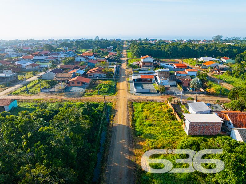 Ótima oportunidade para quem busca investir ou construir em uma das regiões que mais cresce no litoral norte catarinense!

Este terreno exclusivo, localizado no bairro Salinas, em Balneário Barra do Sul/SC, oferece o equilíbrio perfeito entre tranquilidade, acessibilidade e valorização imobiliária. Com 325m² de área total, o terreno proporciona excelente aproveitamento para diversos projetos residenciais.

Além disso, está posicionado em rua já pavimentada, com infraestrutura urbana consolidada e vizinhança em constante desenvolvimento.

Cercado por residências e próximo a comércios, escolas e vias de acesso, este terreno representa uma escolha estratégica tanto para quem deseja morar com qualidade quanto para investidores que buscam alta liquidez e retorno seguro.

A poucos minutos das belas praias da cidade, este terreno une praticidade, bem-estar e valorização. Uma raridade no mercado atual.

Garanta agora essa excelente oportunidade com a credibilidade e experiência da 636 Negócios Imobiliários — há mais de 30 anos construindo confiança no mercado imobiliário de Santa Catarina.

Entre em contato conosco e agende uma visita!
 
636 NEGÓCIOS IMOBILIÁRIOS: A SUA MELHOR ESCOLHA
Com mais de 30 anos de experiência, a 636 Negócios Imobiliários é sua parceira ideal para encontrar o imóvel perfeito. Estamos prontos para ajudá-lo a fazer deste imóvel o seu novo lar.
 
Telefone: (47) 3451-0636
WhatsApp: (47) 99190-0636
 
Não perca esta oportunidade única. Visite nosso site para mais informações: i636.com.br