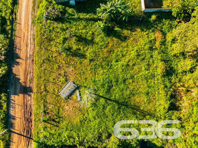 Terreno à venda no bairro Salinas – Balneário Barra do Sul/SC

Localização estratégica, ideal para quem busca tranquilidade e proximidade com a natureza e o mar! Estuda permuta.

Se você procura um terreno com excelente metragem, pronto para construir e com potencial de valorização, esta é a oportunidade ideal. São 752,25m² de área total, a topografia facilita qualquer tipo de construção, seja para moradia, investimento ou lazer.

Fica em uma esquina bem localizada e próxima da praia — combinação perfeita para quem deseja aliar qualidade de vida e contato com a natureza.

Aposte em um terreno com vocação para o crescimento! Com mais de 30 anos de credibilidade, a 636 Negócios Imobiliários está pronta para te conduzir nessa jornada com segurança, transparência e excelência técnica.

Agende uma visita com nossos especialistas e conheça de perto essa excelente oportunidade.
Referência 636 – O lugar certo para concretizar grandes planos!
 
636 NEGÓCIOS IMOBILIÁRIOS: A SUA MELHOR ESCOLHA
Com mais de 30 anos de experiência, a 636 Negócios Imobiliários é sua parceira ideal para encontrar o imóvel perfeito. Estamos prontos para ajudá-lo a fazer deste imóvel o seu novo lar.
 
Telefone: (47) 3451-0636
WhatsApp: (47) 99190-0636
 
Não perca esta oportunidade única. Visite nosso site para mais informações: i636.com.br