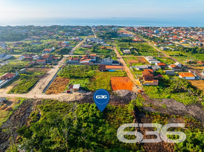 Oportunidade única para investir ou construir no litoral!
Se você procura um terreno bem localizado, com excelente metragem e um grande potencial de valorização, essa é a sua chance de garantir um espaço estratégico em Balneário Barra do Sul/SC!
Apresentamos este terreno com 360m², situado no bairro Salinas, uma das regiões em crescente desenvolvimento e valorização no município.
Ideal para construção de casa de veraneio, moradia fixa ou até mesmo investimento para futura revenda. O bairro conta com infraestrutura urbana em constante expansão, e o entorno já possui diversas residências construídas, o que comprova a consolidação da região.
Localização estratégica: a poucos minutos da praia e com acesso facilitado por vias principais.
Negociação segura, assessoria completa e toda a experiência da 636 Negócios Imobiliários, referência no litoral norte catarinense há mais de 30 anos.
Não perca tempo: entre em contato agora mesmo e agende sua visita!
636 NEGÓCIOS IMOBILIÁRIOS: A SUA MELHOR ESCOLHA
Com mais de 30 anos de experiência, a 636 Negócios Imobiliários é sua parceira ideal para encontrar o imóvel perfeito. Estamos prontos para ajudá-lo a fazer deste imóvel o seu novo lar.
Telefone: (47) 3451-0636
WhatsApp: (47) 99190-0636
Não perca esta oportunidade única. Visite nosso site para mais informações: i636.com.br