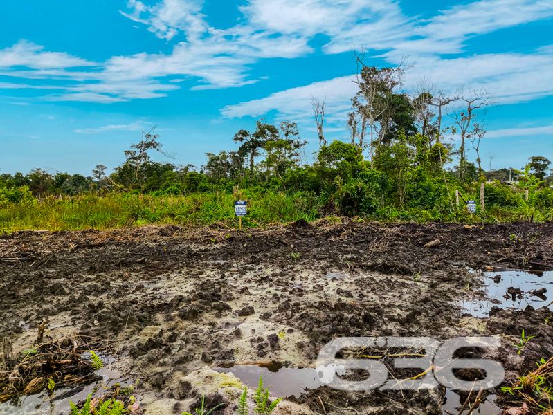 Oportunidade única para investir ou construir no litoral!
Se você procura um terreno bem localizado, com excelente metragem e um grande potencial de valorização, essa é a sua chance de garantir um espaço estratégico em Balneário Barra do Sul/SC!
Apresentamos este terreno com 360m², situado no bairro Salinas, uma das regiões em crescente desenvolvimento e valorização no município.
Ideal para construção de casa de veraneio, moradia fixa ou até mesmo investimento para futura revenda. O bairro conta com infraestrutura urbana em constante expansão, e o entorno já possui diversas residências construídas, o que comprova a consolidação da região.
Localização estratégica: a poucos minutos da praia e com acesso facilitado por vias principais.
Negociação segura, assessoria completa e toda a experiência da 636 Negócios Imobiliários, referência no litoral norte catarinense há mais de 30 anos.
Não perca tempo: entre em contato agora mesmo e agende sua visita!
636 NEGÓCIOS IMOBILIÁRIOS: A SUA MELHOR ESCOLHA
Com mais de 30 anos de experiência, a 636 Negócios Imobiliários é sua parceira ideal para encontrar o imóvel perfeito. Estamos prontos para ajudá-lo a fazer deste imóvel o seu novo lar.
Telefone: (47) 3451-0636
WhatsApp: (47) 99190-0636
Não perca esta oportunidade única. Visite nosso site para mais informações: i636.com.br