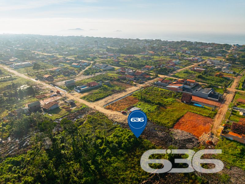 Oportunidade única para investir ou construir no litoral!
Se você procura um terreno bem localizado, com excelente metragem e um grande potencial de valorização, essa é a sua chance de garantir um espaço estratégico em Balneário Barra do Sul/SC!
Apresentamos este terreno com 360m², situado no bairro Salinas, uma das regiões em crescente desenvolvimento e valorização no município.
Ideal para construção de casa de veraneio, moradia fixa ou até mesmo investimento para futura revenda. O bairro conta com infraestrutura urbana em constante expansão, e o entorno já possui diversas residências construídas, o que comprova a consolidação da região.
Localização estratégica: a poucos minutos da praia e com acesso facilitado por vias principais.
Negociação segura, assessoria completa e toda a experiência da 636 Negócios Imobiliários, referência no litoral norte catarinense há mais de 30 anos.
Não perca tempo: entre em contato agora mesmo e agende sua visita!
636 NEGÓCIOS IMOBILIÁRIOS: A SUA MELHOR ESCOLHA
Com mais de 30 anos de experiência, a 636 Negócios Imobiliários é sua parceira ideal para encontrar o imóvel perfeito. Estamos prontos para ajudá-lo a fazer deste imóvel o seu novo lar.
Telefone: (47) 3451-0636
WhatsApp: (47) 99190-0636
Não perca esta oportunidade única. Visite nosso site para mais informações: i636.com.br