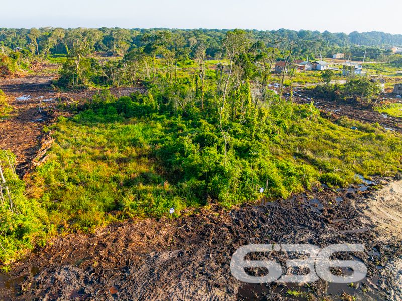 Oportunidade de investimento em Balneário Barra do Sul/SC – Bairro Salinas | Terreno amplo com 360m² e localização estratégica!
Se você busca um terreno plano, com excelente metragem e pronto para construir o seu projeto de vida ou de investimento, esta é a oportunidade ideal!
Localizado no bairro Salinas, em Balneário Barra do Sul/SC, este terreno conta com 360m² de área total. A face leste garante ótima iluminação natural, principalmente nas manhãs, valorizando o conforto térmico da futura edificação.
A região está em constante crescimento, com novas construções e infraestrutura em desenvolvimento. Ideal para quem deseja investir em moradia própria, casas para temporada ou imóveis de renda, aproveitando o potencial de valorização da região.
O terreno está inserido em área predominantemente residencial, com tranquilidade e proximidade da natureza, a poucos minutos das praias de Balneário Barra do Sul. Você contará com o equilíbrio perfeito entre sossego, acessibilidade e desenvolvimento.
Não perca a chance de garantir um terreno com grande potencial de retorno. A 636 Negócios Imobiliários tem mais de 30 anos de experiência no mercado e está pronta para te assessorar em cada detalhe dessa conquista!
Entre em contato com a nossa equipe e agende sua visita. A hora de investir é agora!
636 NEGÓCIOS IMOBILIÁRIOS: A SUA MELHOR ESCOLHA
Com mais de 30 anos de experiência, a 636 Negócios Imobiliários é sua parceira ideal para encontrar o imóvel perfeito. Estamos prontos para ajudá-lo a fazer deste imóvel o seu novo lar.
Telefone: (47) 3451-0636
WhatsApp: (47) 99190-0636
Não perca esta oportunidade única. Visite nosso site para mais informações: i636.com.br